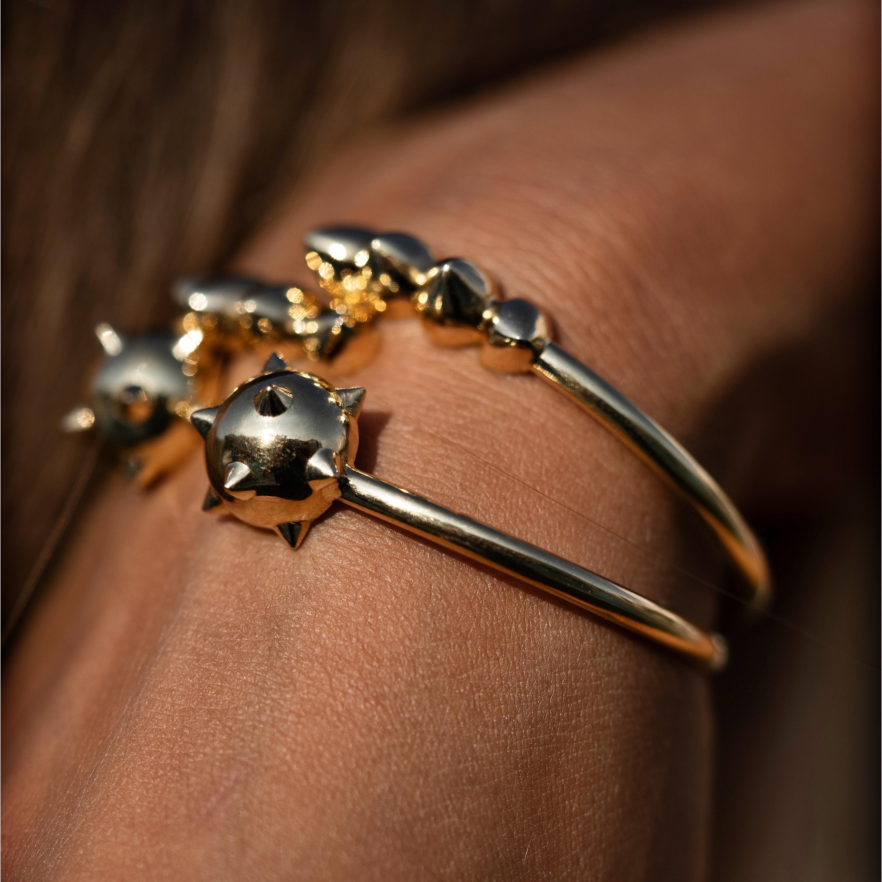Maria Kotsoni, Zeitgenössisches skulpturales Armband aus 18 Karat Gold mit flexiblem Spikesmuster im Angebot 3