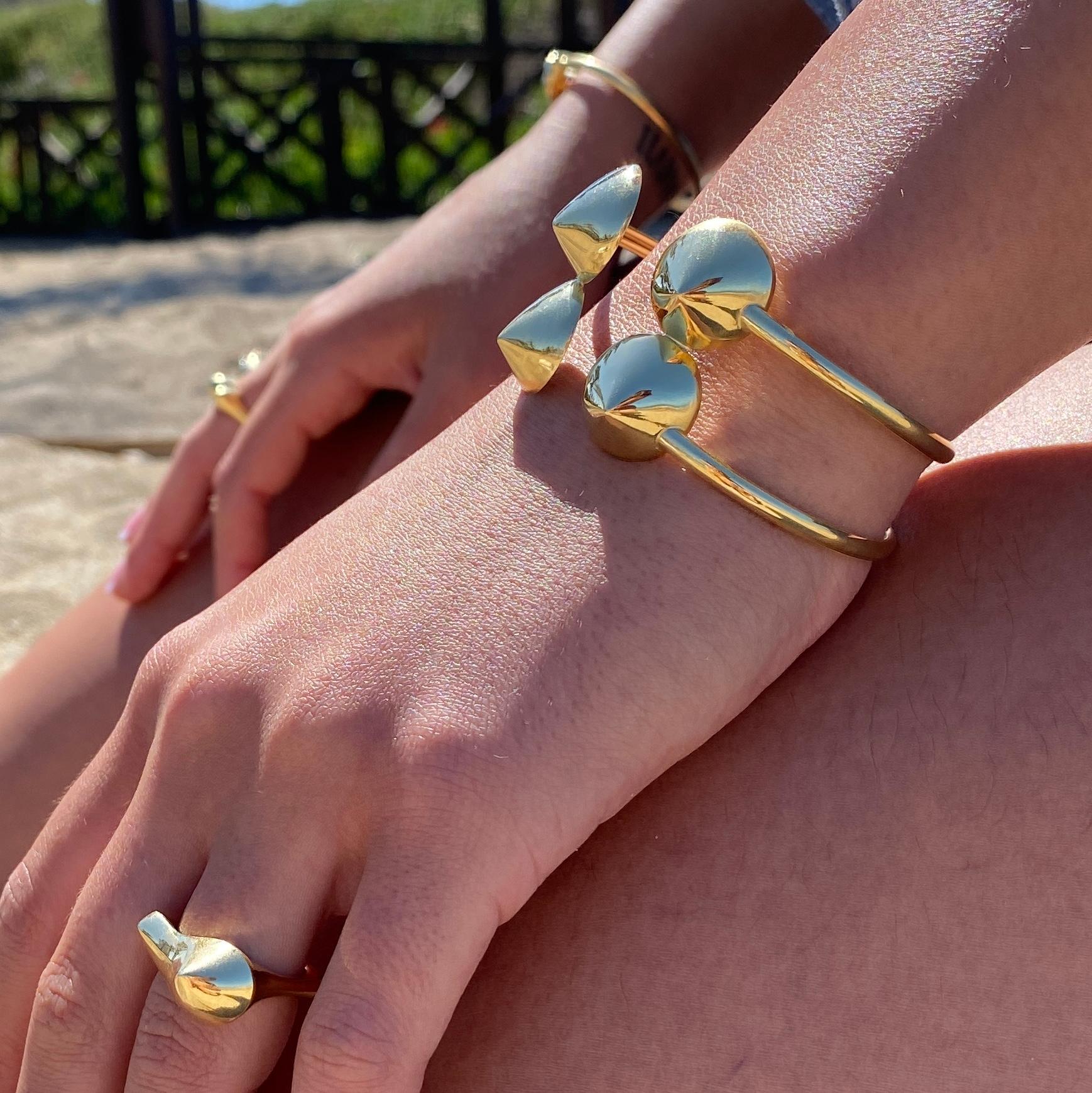 Maria Kotsoni, Zeitgenössisches skulpturales Armband aus 18 Karat Gelbgold mit flexibler Manschette im Angebot 1