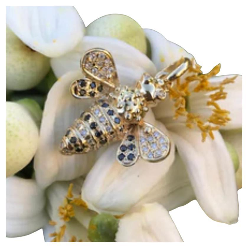 Contemporain Maria Kotsoni, pendentif abeille volante en or 18 carats et diamants noirs et blancs sculptés à la main en vente