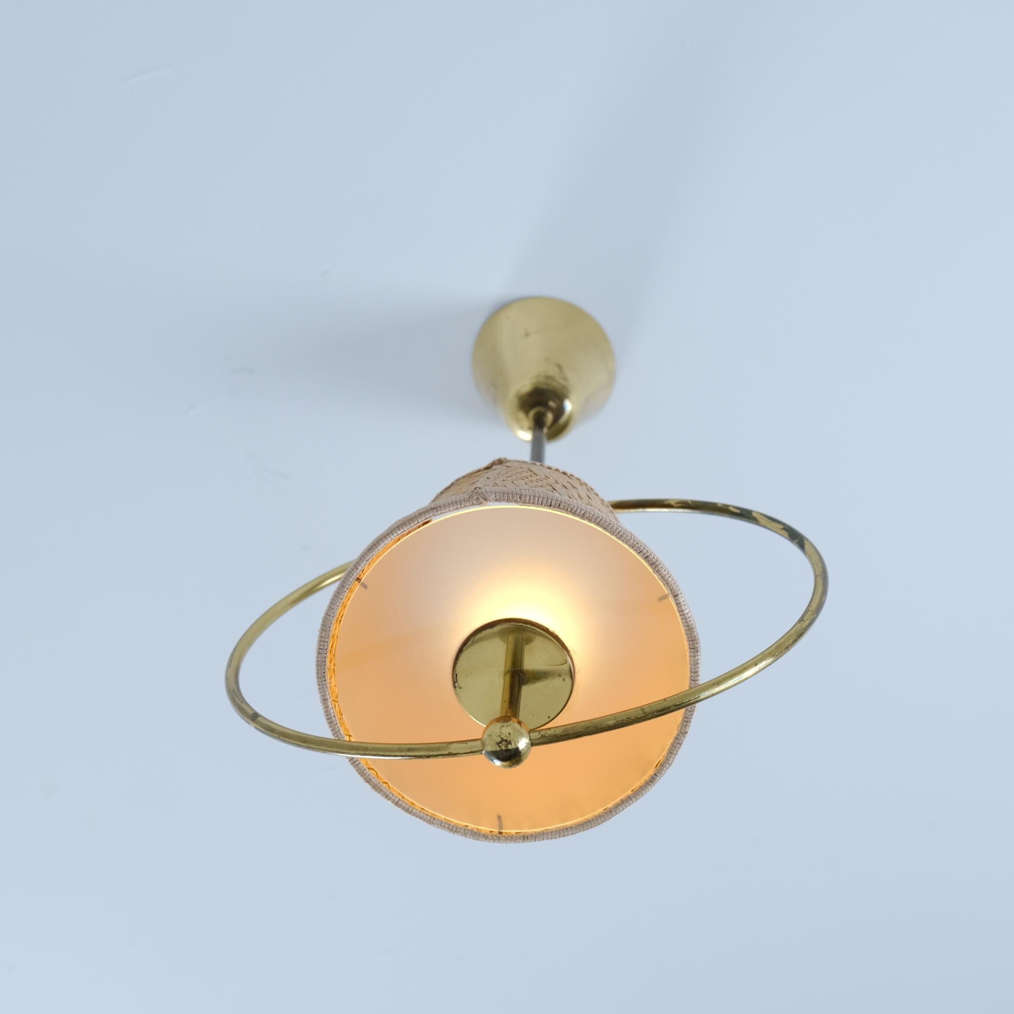 Plafonnier modèle 50591 en laiton, verre et rotin, Idman années 1950 en vente 3