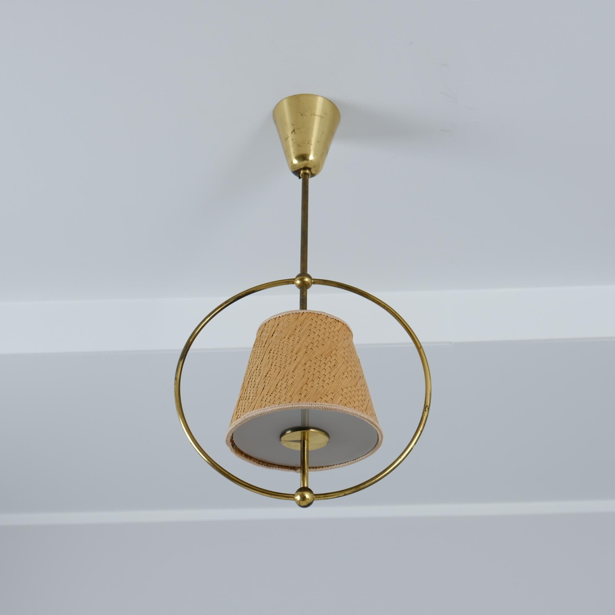 Scandinave moderne Plafonnier modèle 50591 en laiton, verre et rotin, Idman années 1950 en vente