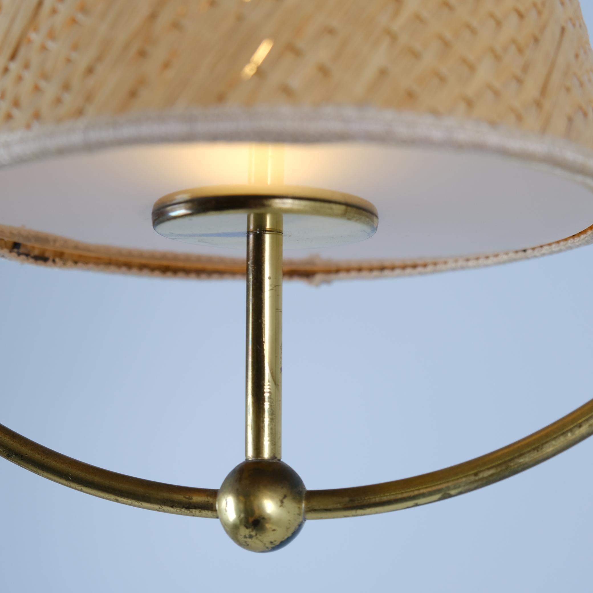 Milieu du XXe siècle Plafonnier modèle 50591 en laiton, verre et rotin, Idman années 1950 en vente