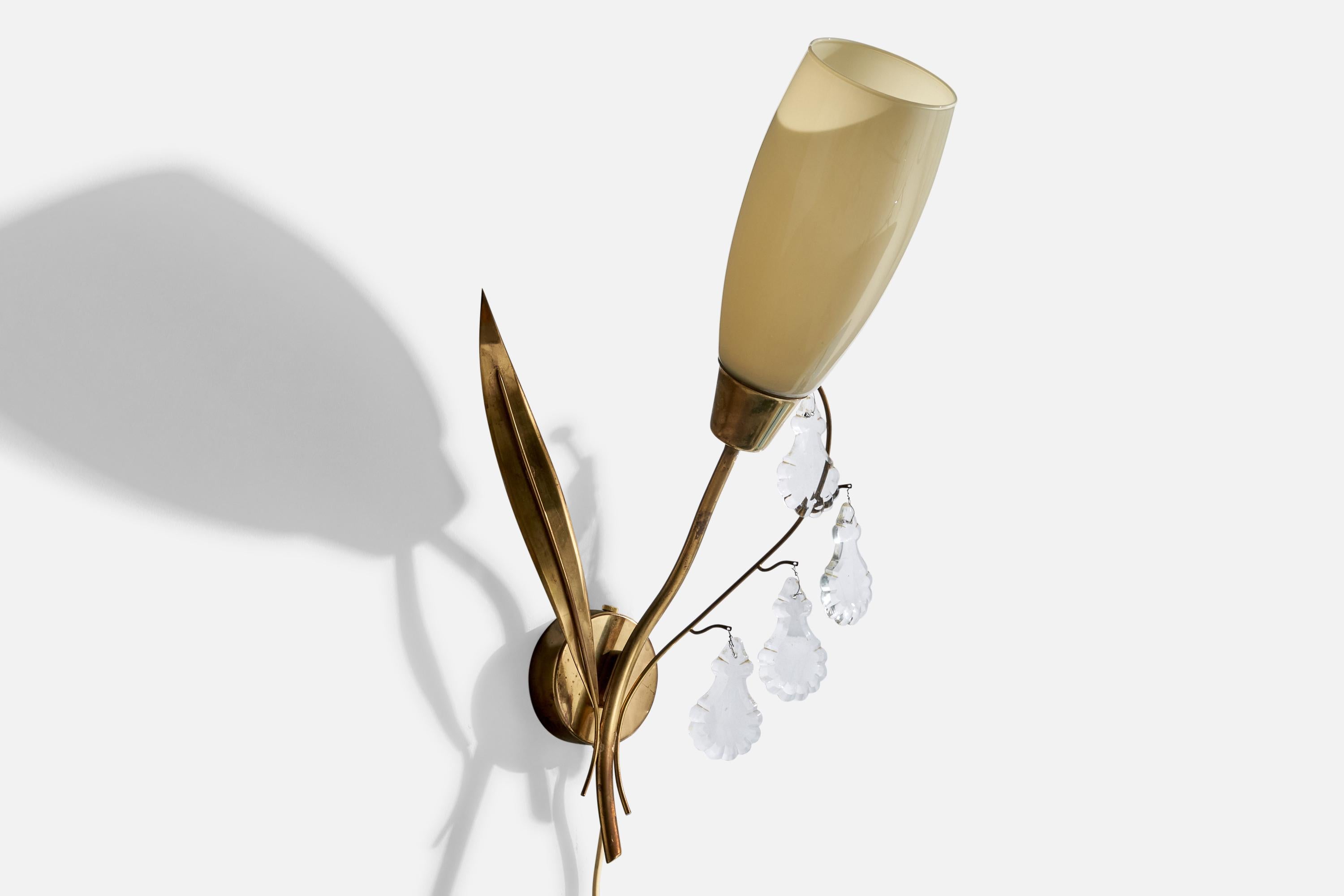 A brass opaline and crystal glass wall light designed by Maria Lindeman and produced by Edman, Finland, 1950s.

Overall Dimensions: 19.5