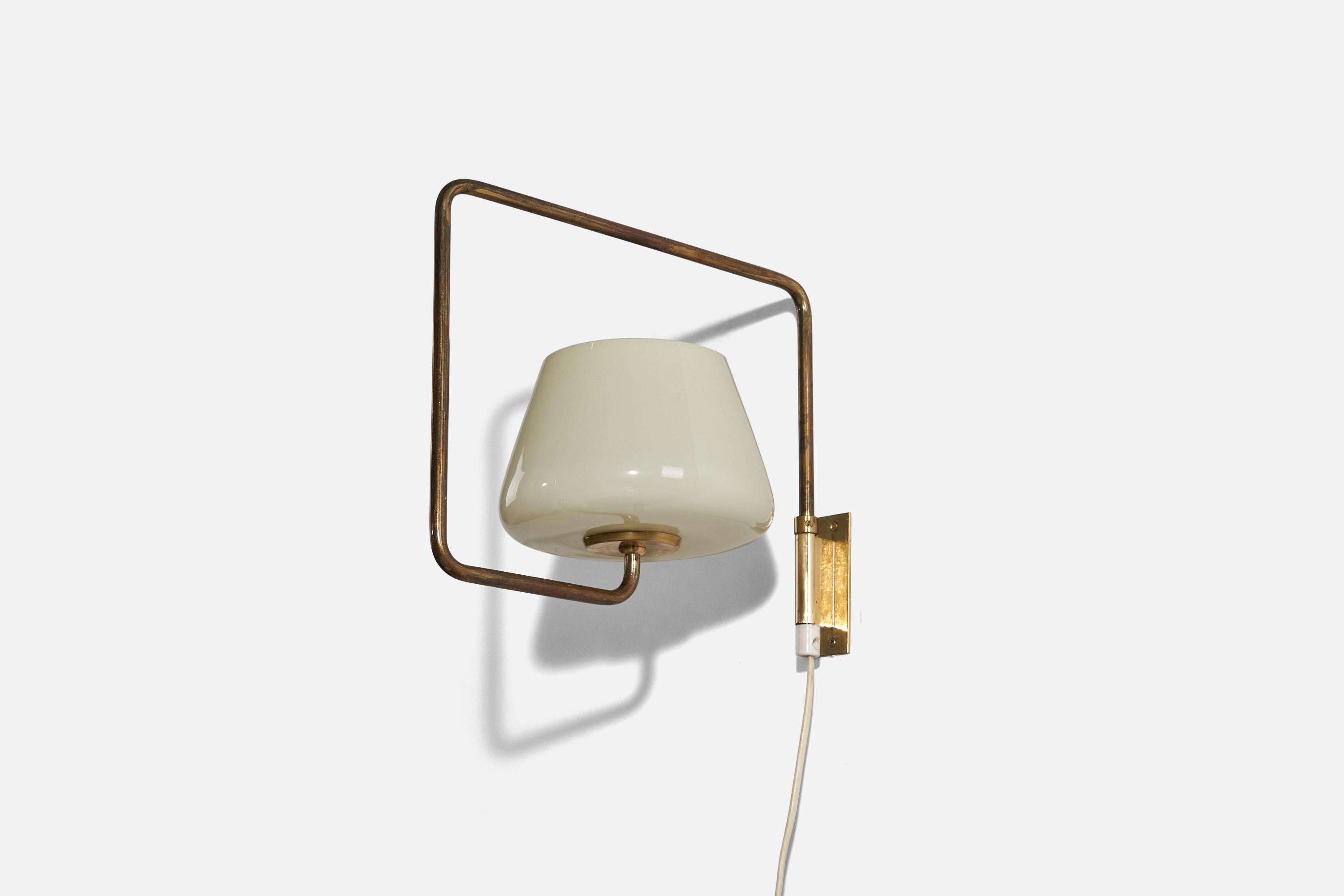 A glass and brass wall light designed by Maria Lindeman and produced by Idman, Finland, 1950s.

Dimensions of back plate (inches) : 3.62 x 1.18 x 0.06 (H x W x D).