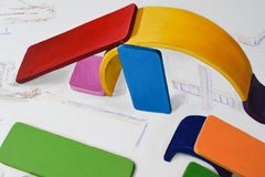 Architektonisches Original-Landschaftsgemälde mit modularen, farbigen Spielzeugkonstruktionen