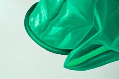 Peinture hyperréaliste représentant un chewing-gum plié, acrylique sur toile encadrée, objet sculptural vert