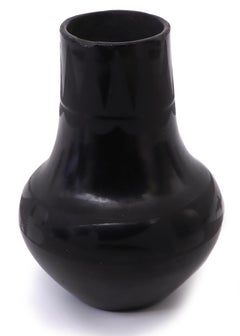 Jarra de cerámica negra de San Ildefonso Maria Martinez, hacia 1930, cerámica negro sobre negro