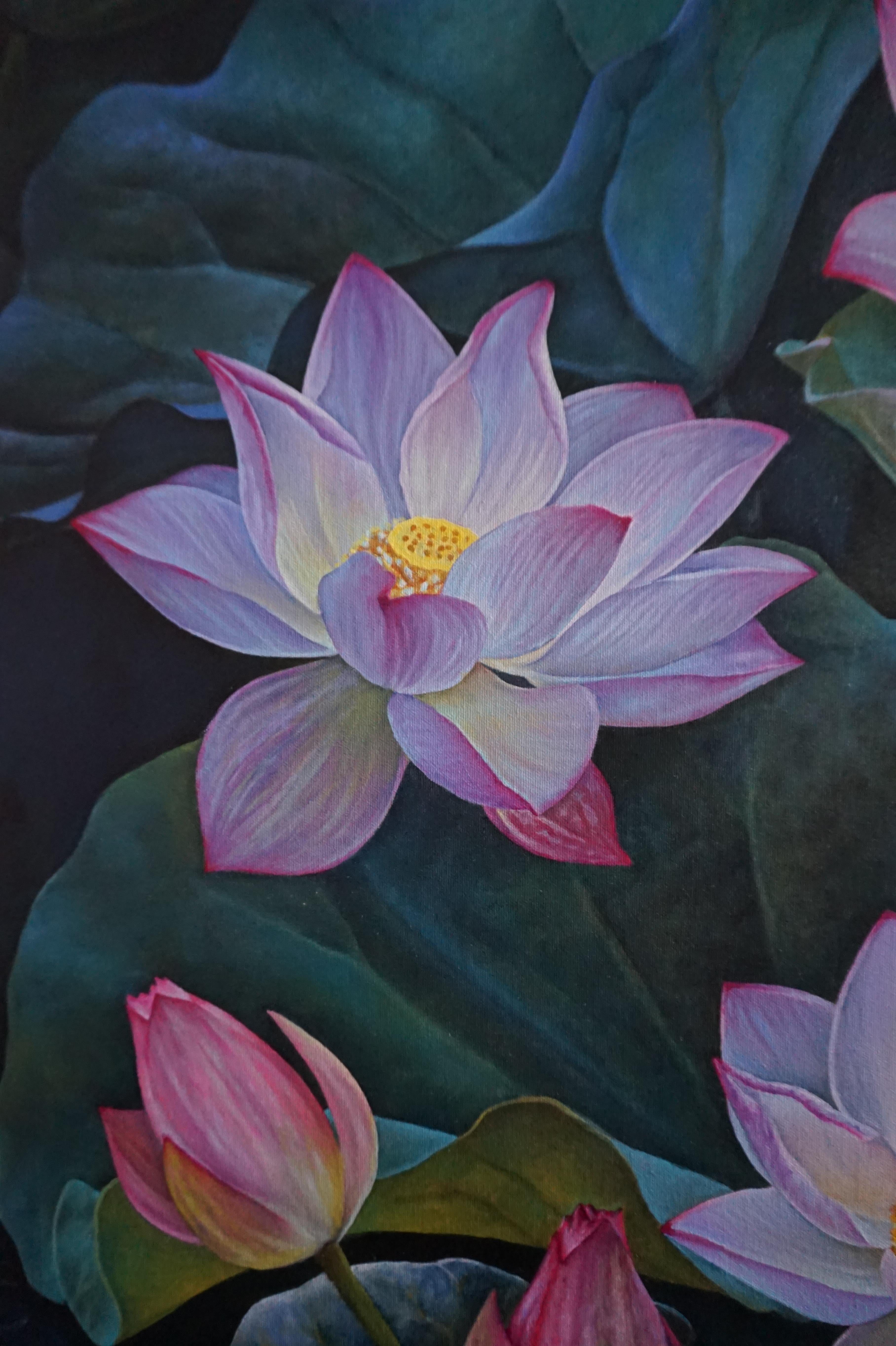 Lotus Inneneinrichtungswandgemälde Smaragdgrün Lila Rosa present botanisches Blumenmuster – Painting von Maria Matveyeva