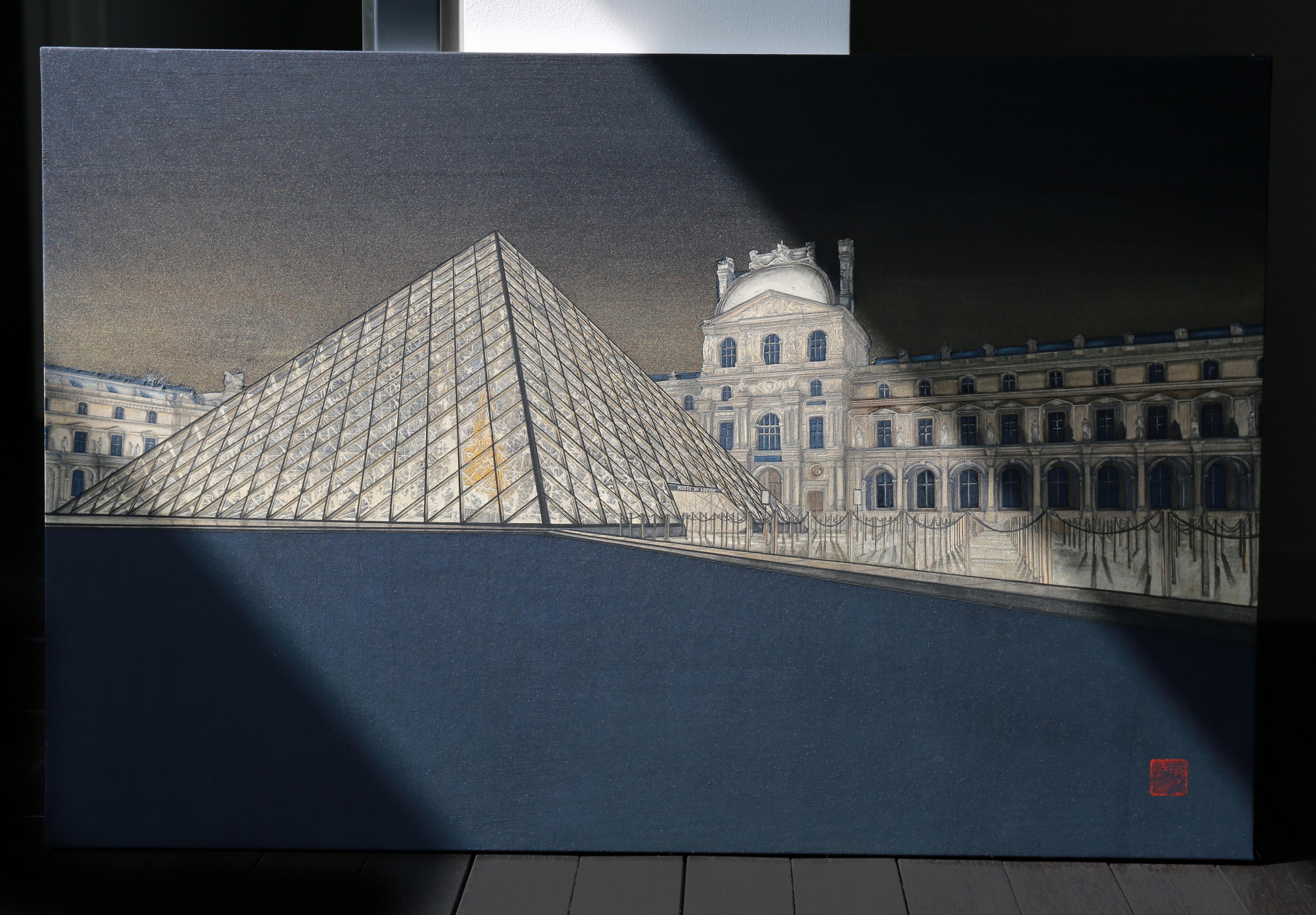 Mitternachts-Louvre – 24-Karat-Gold- und Mineralgemälde, Architekturrealismus, Paris – Painting von Maria Mitsumori