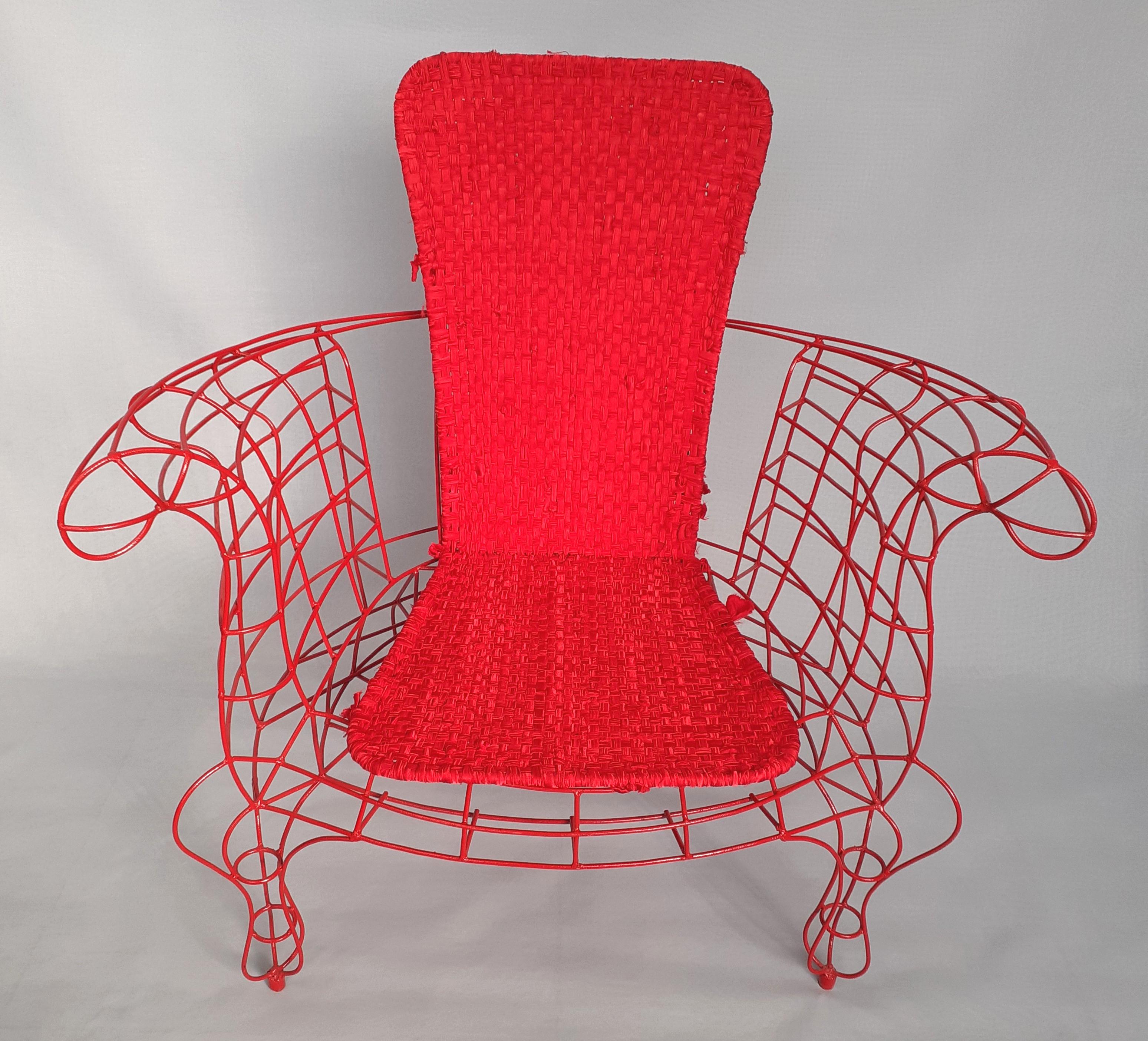 Construction technique: hand-welded structure with minimalist technique, including two interchangeable backs (the second covered with hand-knotted fabric as in the photo).
Color: red.
Iron rod thickness: 5 mm.