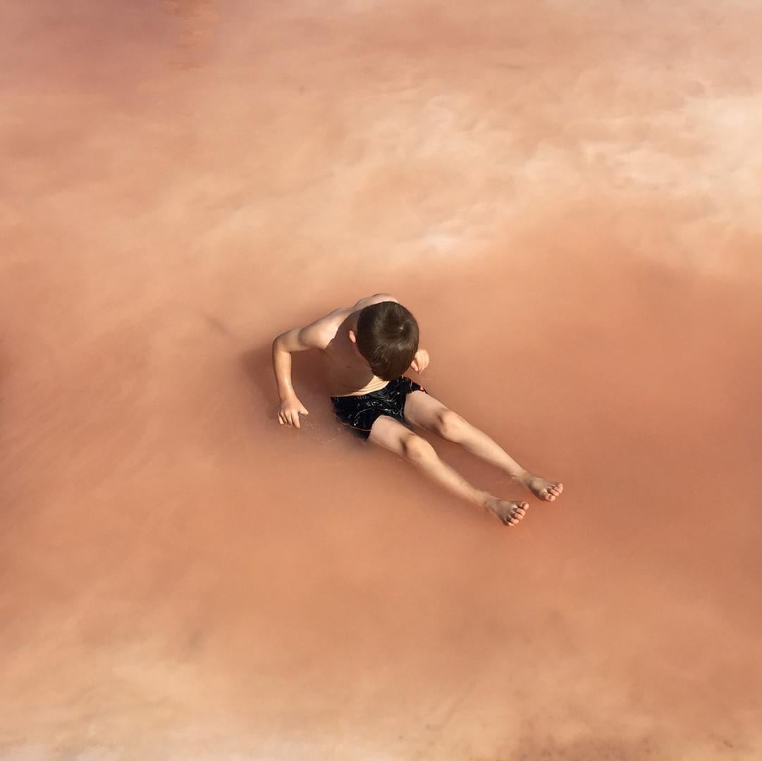 Maria Moldes Color Photograph – Kinder, die im rosa Meer baden, Fantasie, Kreativität, Pop-Art.