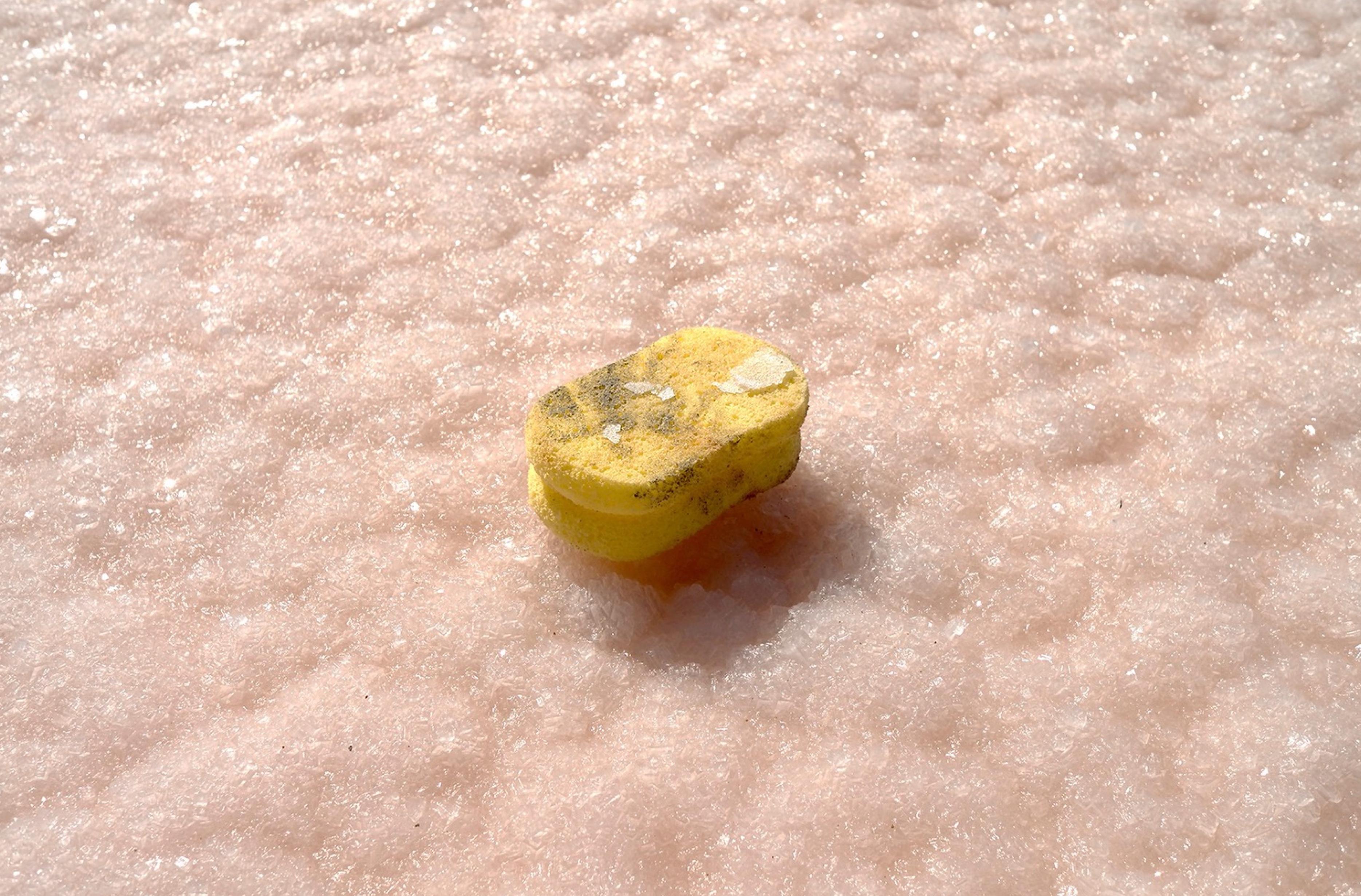 Portrait Photograph Maria Moldes - Le sol plein de sel rose, cuillère jaune, ombres surréalistes, coquette pop art
