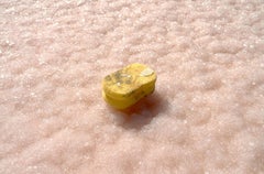 Le sol plein de sel rose, cuillère jaune, ombres surréalistes, coquette pop art