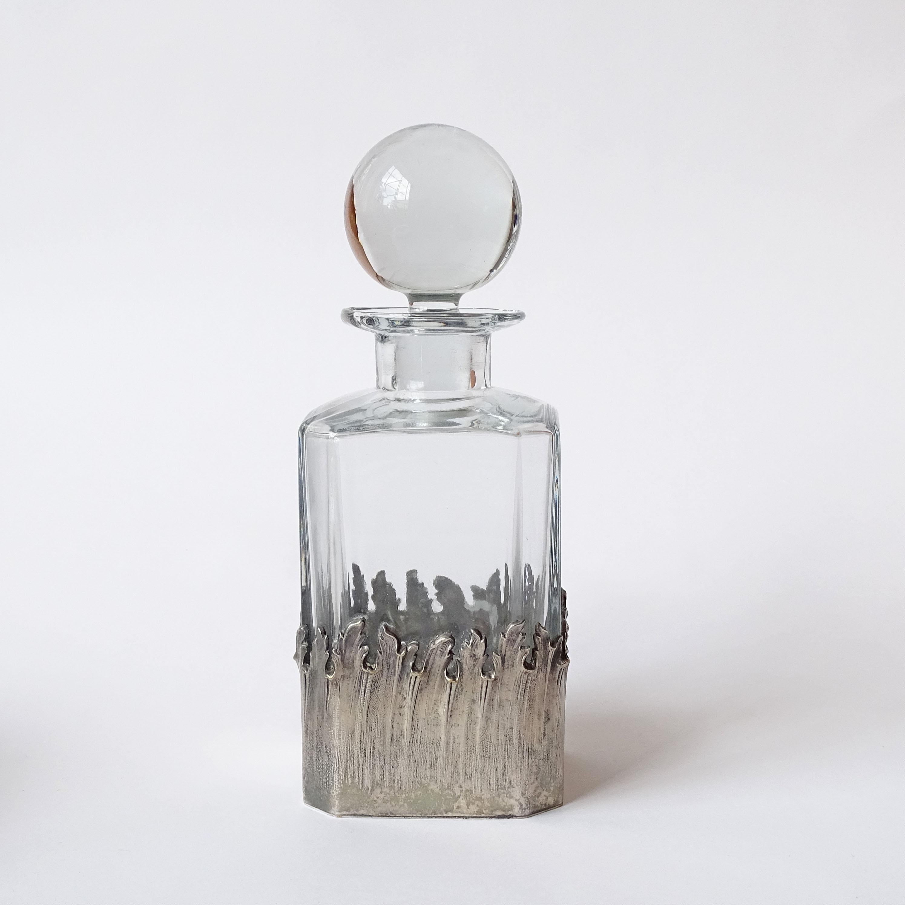 Decanter in vetro pressato di Maria Pergay con decorazione 