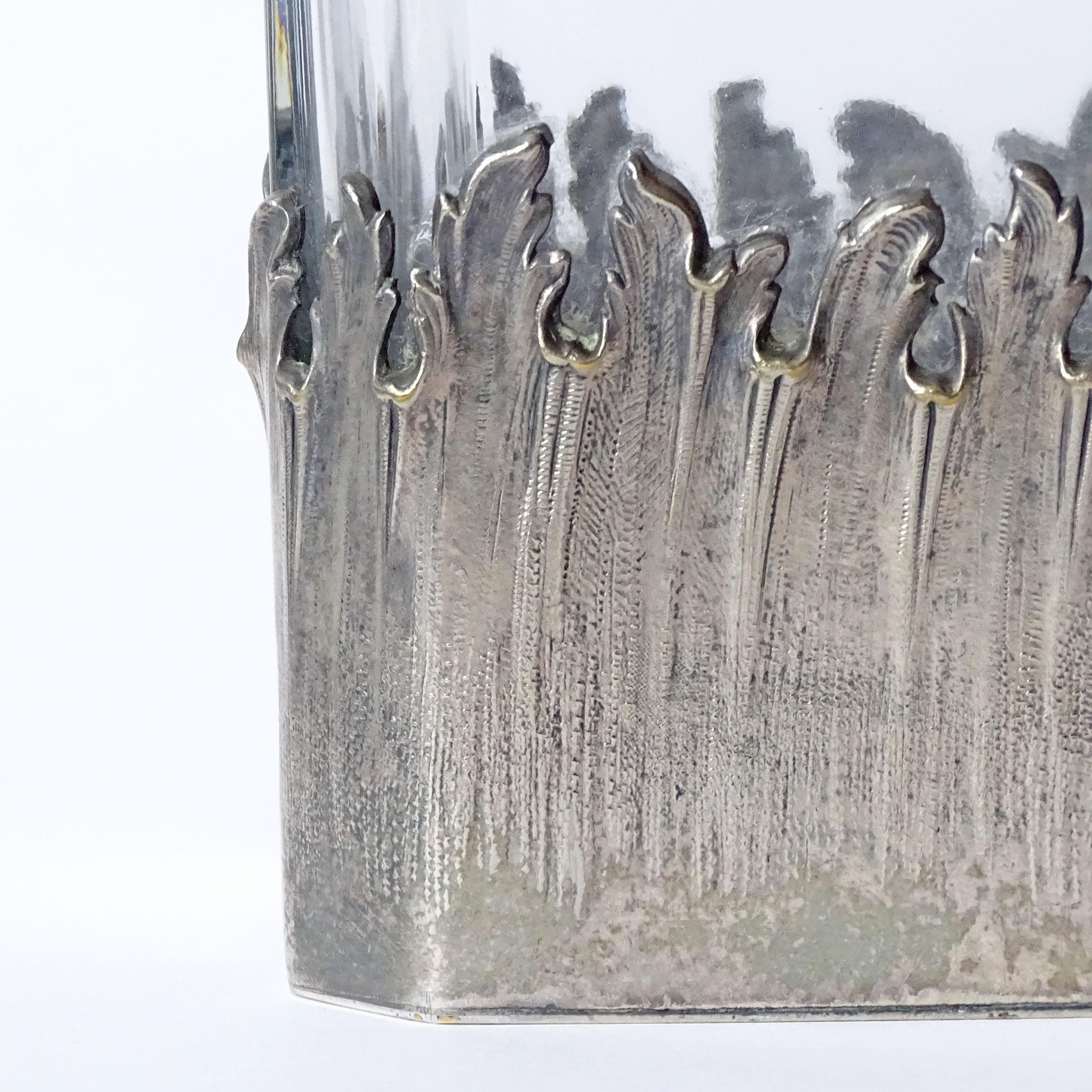 Mid-Century moderno Decanter in vetro di Maria Pergay con decorazione Bord Flammes in ottone argentato, 1960 in vendita