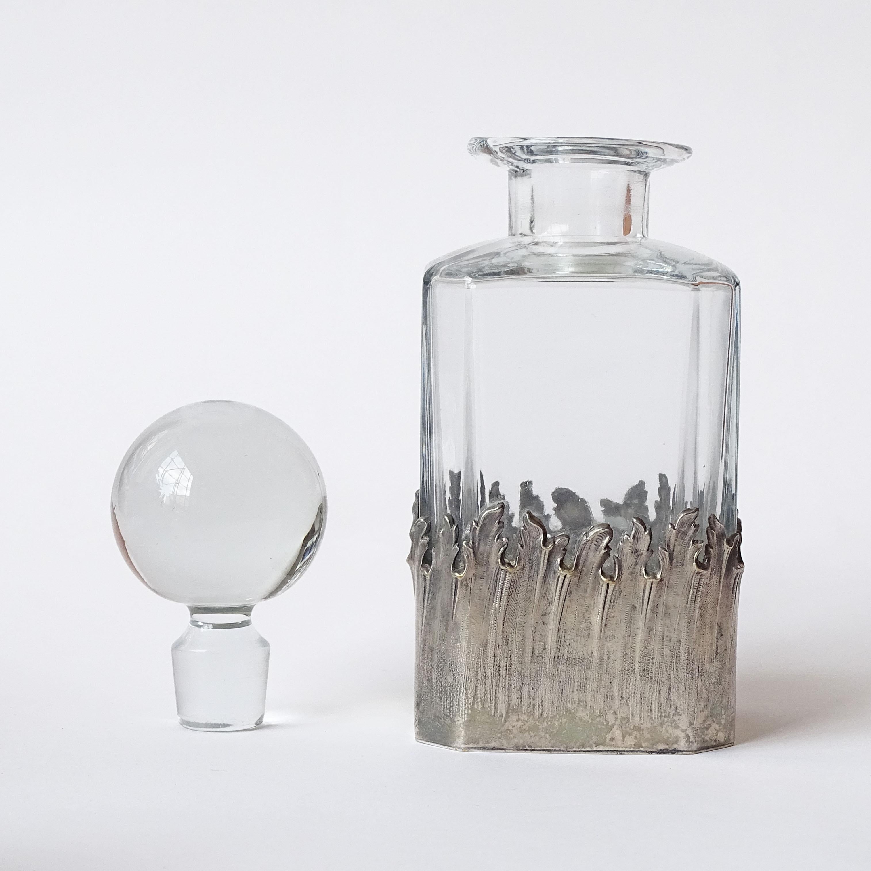 Francese Decanter in vetro di Maria Pergay con decorazione Bord Flammes in ottone argentato, 1960 in vendita