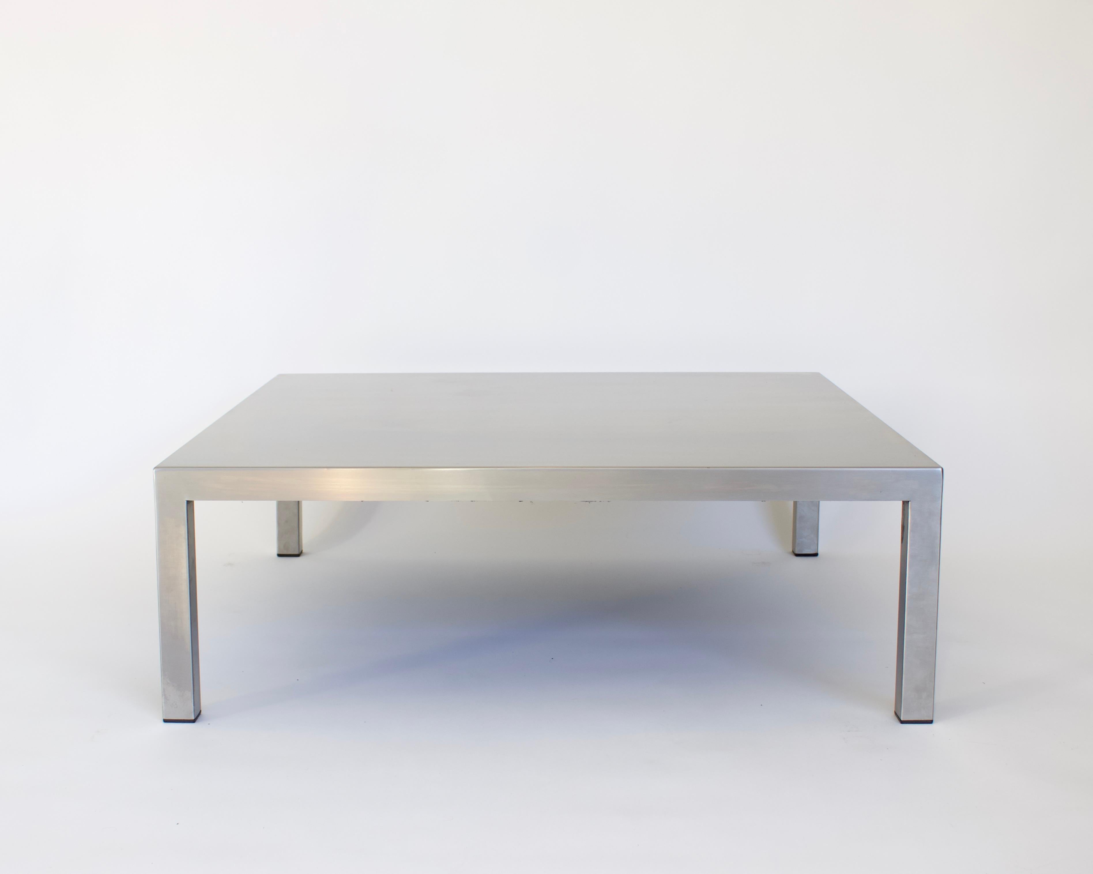 Mid-Century Modern Table basse carrée française en acier inoxydable Maria Pergay, datant d'environ 1970 en vente