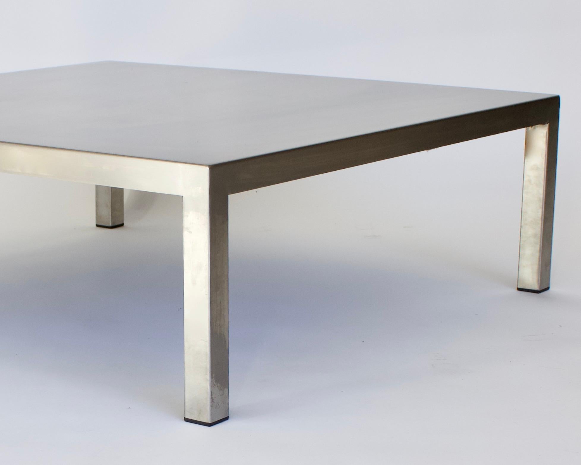 Table basse carrée française en acier inoxydable Maria Pergay, datant d'environ 1970 en vente 1