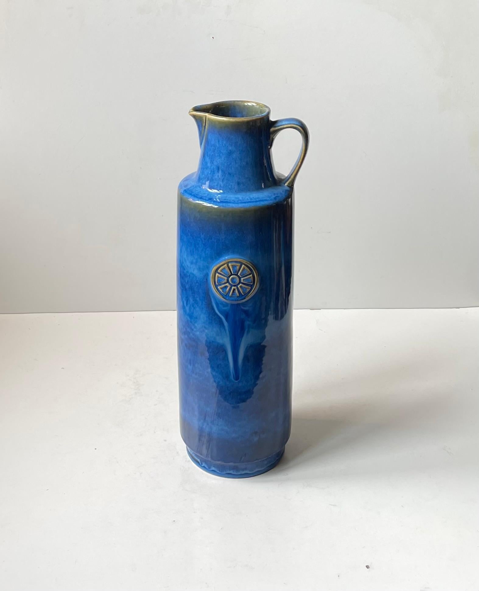 Un grande vaso/pentola o vaso da terra con vivaci smalti blu. Il numero del disegno/dimensione 3317 si chiama 
