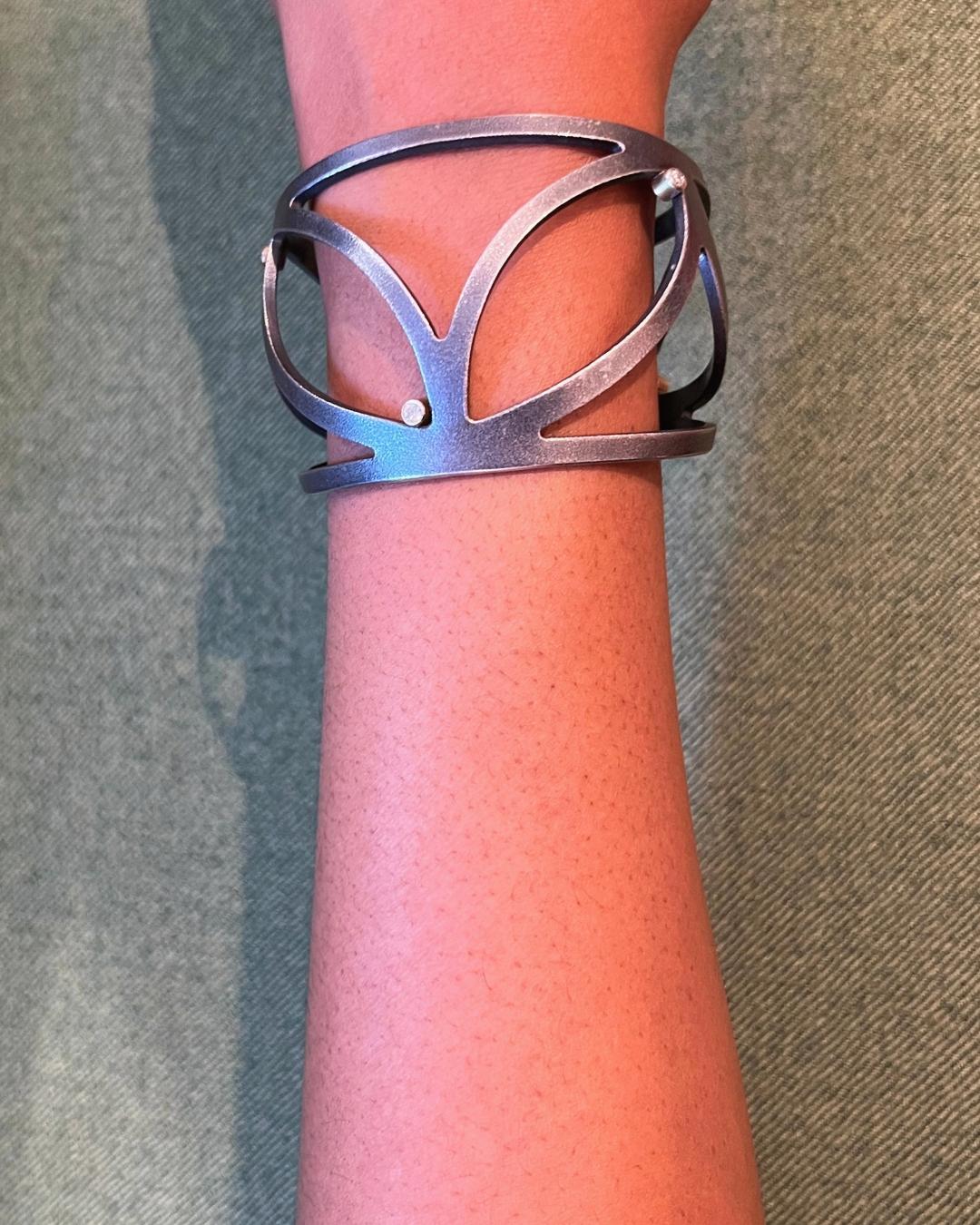 Dieses Armband aus farblosen Diamanten, 18-karätigem Gelbgold und oxidiertem Sterlingsilber wurde 2010 von der preisgekrönten Juwelierin Maria Samora aus Taos Pueblo (Indianer) entworfen. Jedes der vom Samora Studio in Taos, New Mexico,
