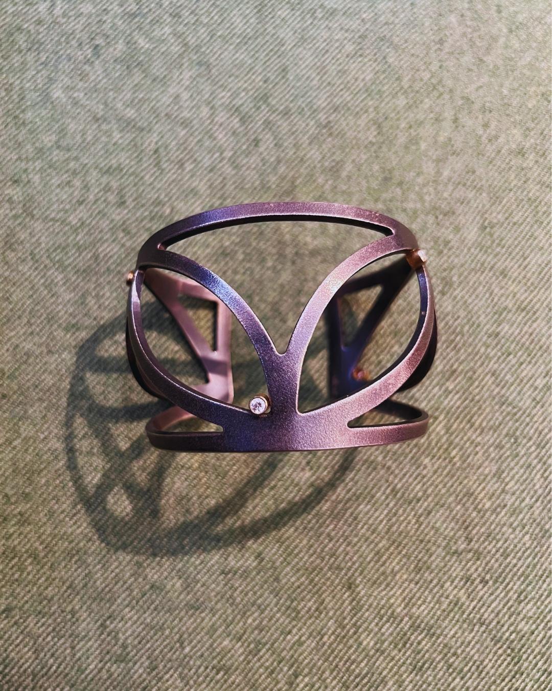 Maria Samora, Taos Pueblo, Manschette aus oxidiertem Sterlingsilber mit Diamanten und Diamanten (Rundschliff)