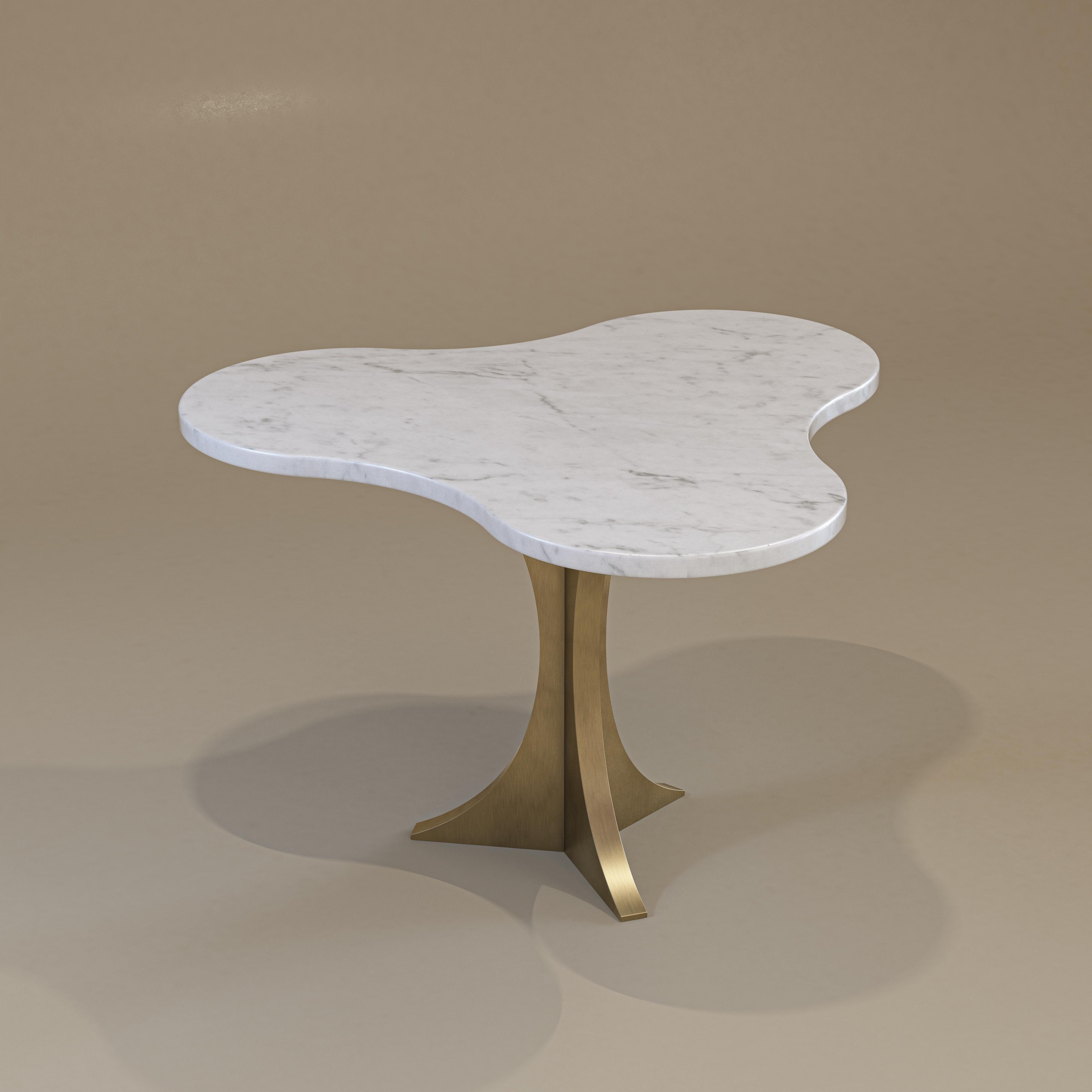 Expressionniste Table d'appoint Maria - Ø 70 cm x H 42 cm - Plateau en placage d'Oak Oak - Bras patiné or vieilli en vente