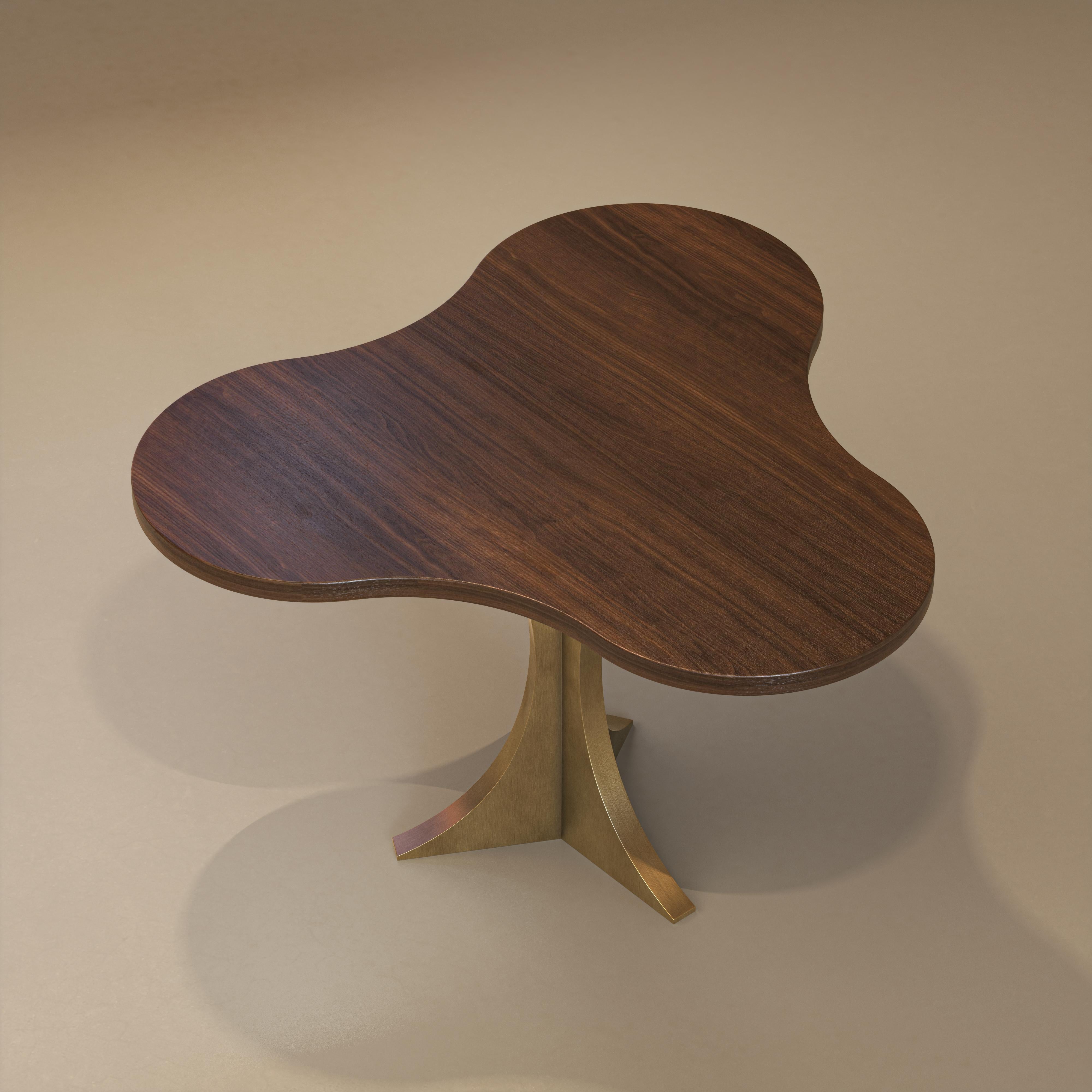 Table d'appoint Maria - Ø 70 cm x H 42 cm - Plateau en placage d'Oak Oak - Bras patiné or vieilli Neuf - En vente à Marrakech, MA