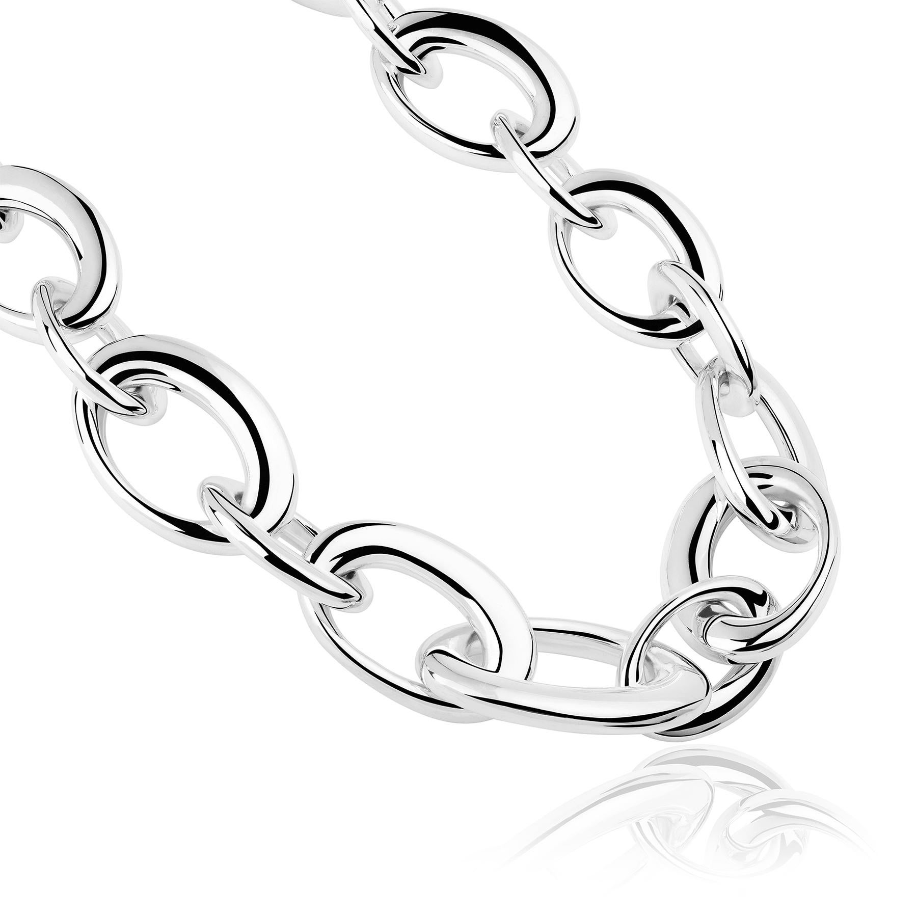The María Thin Choker is made in sterling  silver. The chain that makes it up is made up of a series of irregular links, the thicker base of which dissolves subtly until it ends in a slight curve. Each of the links is handcrafted to achieve a jewel