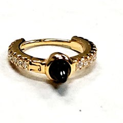 Maria Tash, orecchino a cerchio singolo in oro 18 carati con diamanti e opale di fuoco