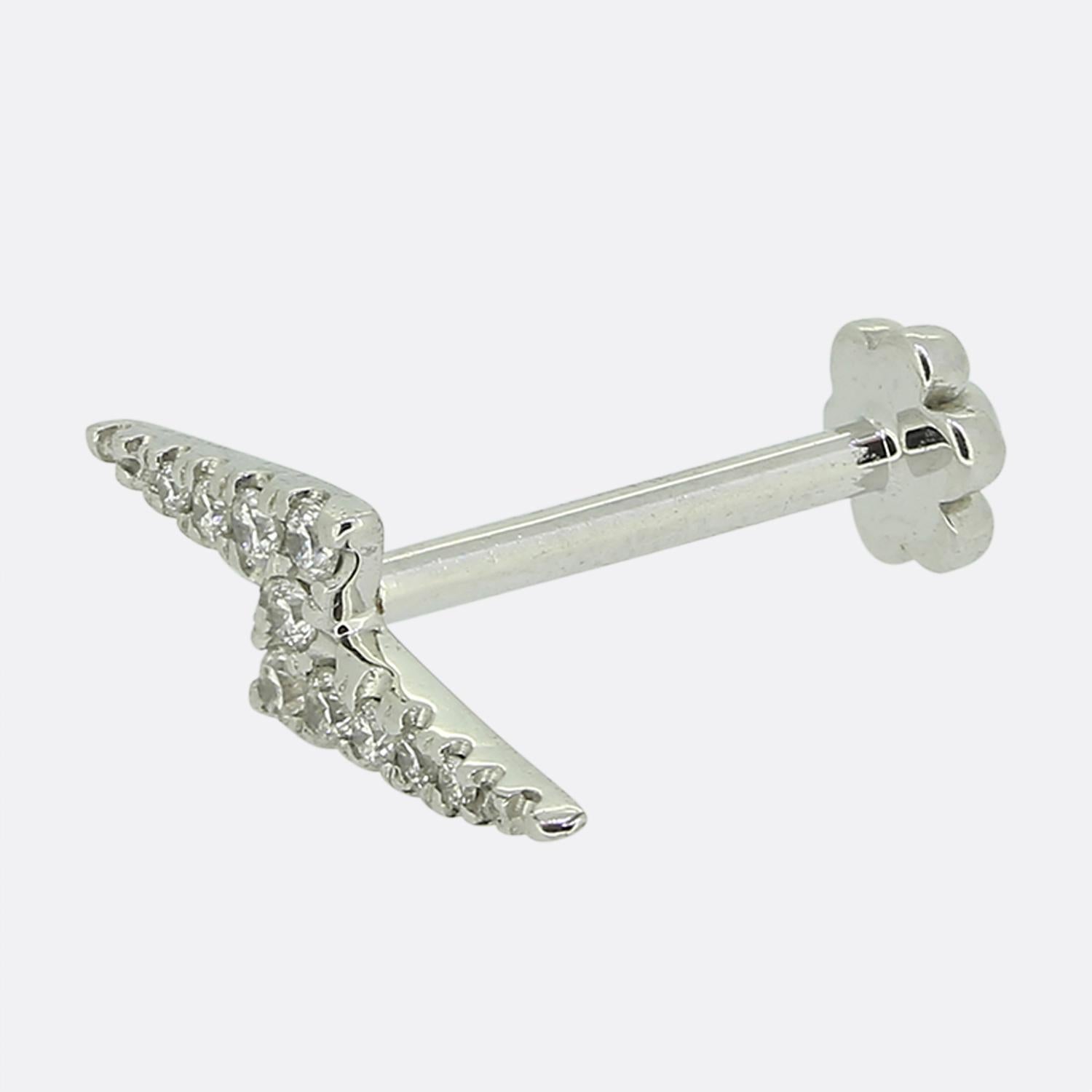 Here we have a wonderful 18ct white gold stud earring from the contemporary jeweller Maria Tash. The earring has been crafted in the shape of a lightning bolt and is set with 10 round brilliant cut diamonds. 


Condition: Used