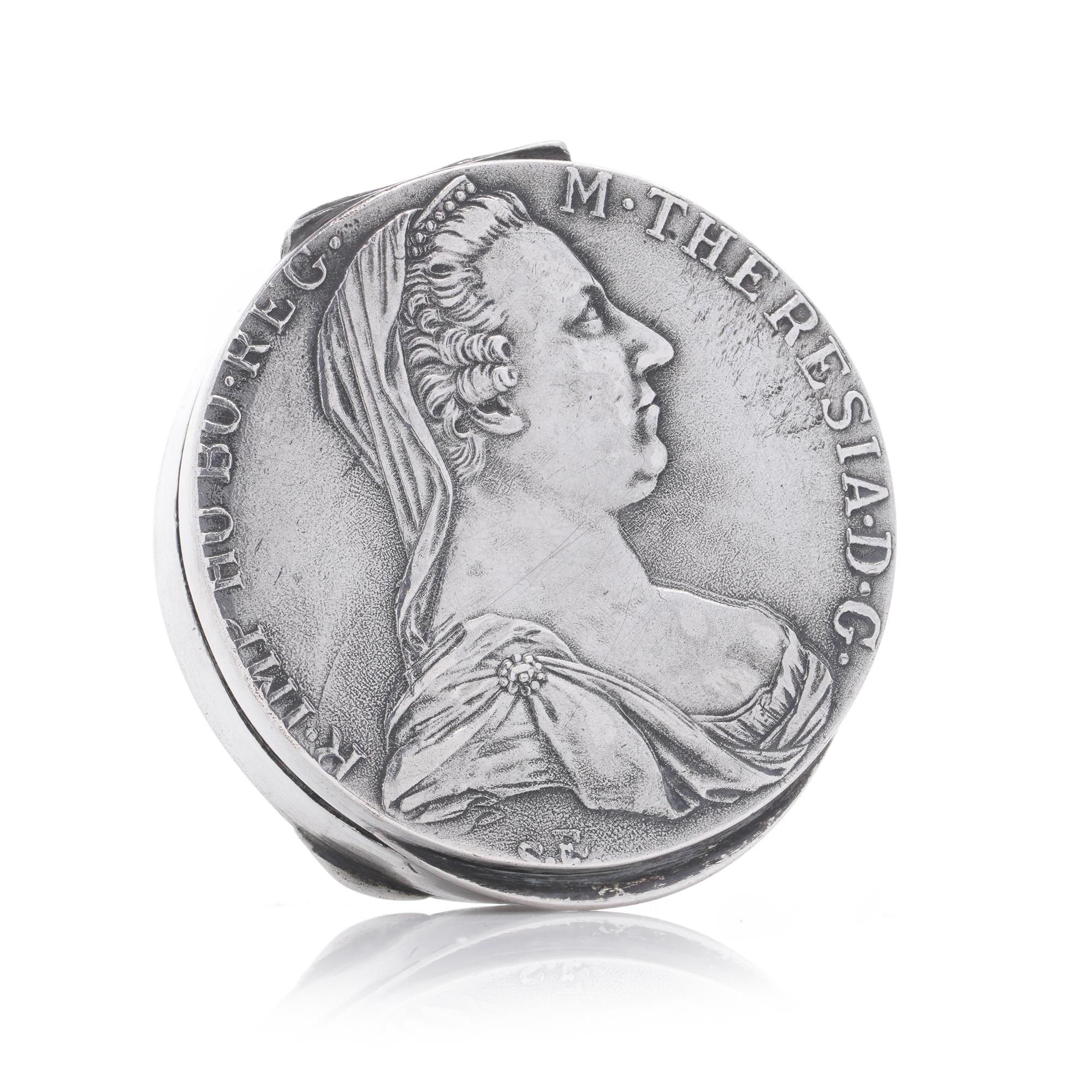 Médaillon commémoratif de Marie-Thérèse 800.boîte à pilules en argent.

Ce médaillon historique exquis présente un portrait détaillé de Marie-Thérèse, l'influente souveraine de l'Autriche au XVIIIe siècle. Réalisé en argent, le médaillon présente