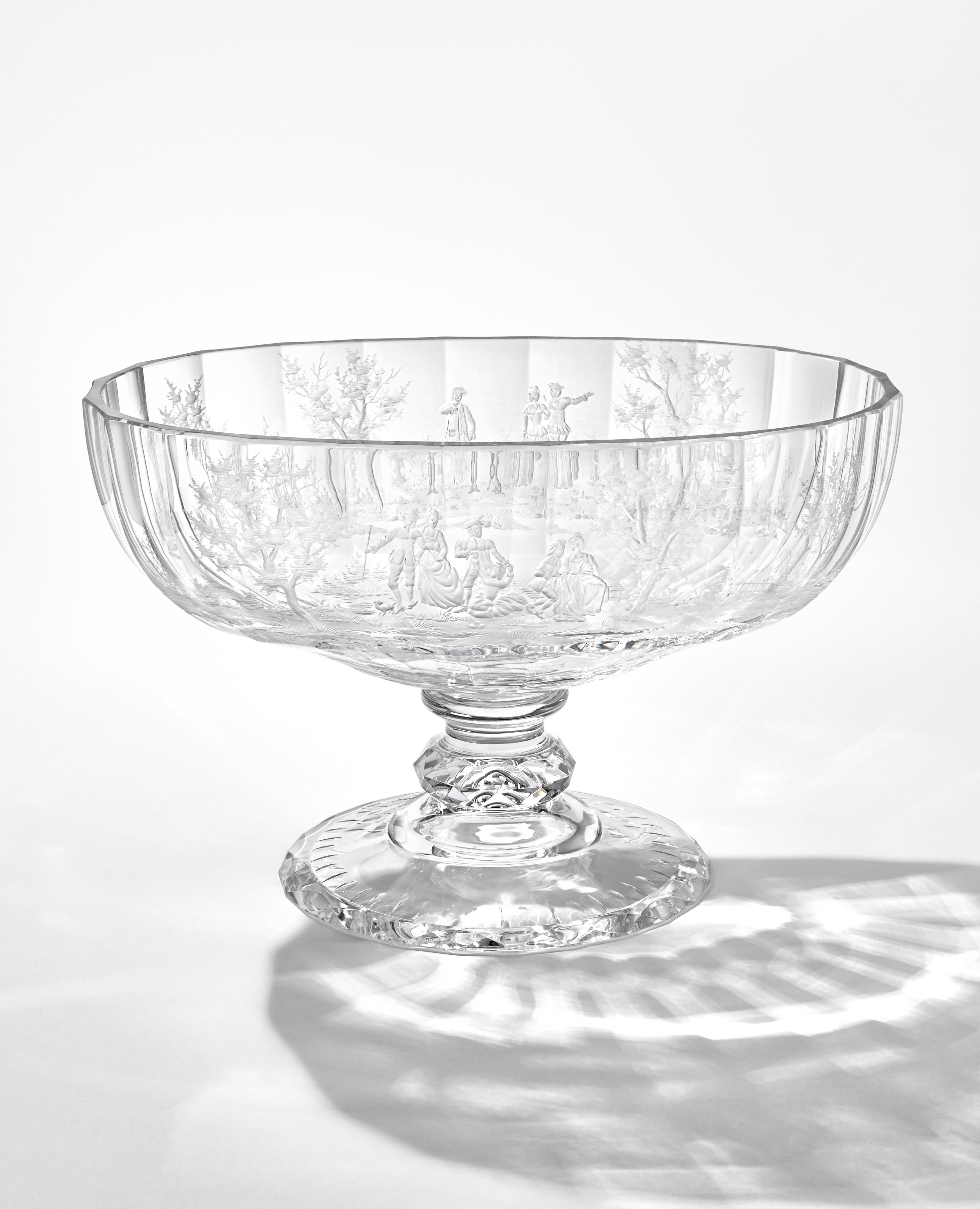This sumptuous cut and engraved bowl complements the Baroque drinking glass collection Maria Theresa. Like that majestic collection, the Belvedere bowl is an excellent illustration of the abilities of Moser’s engravers. As well as having a wealth of
