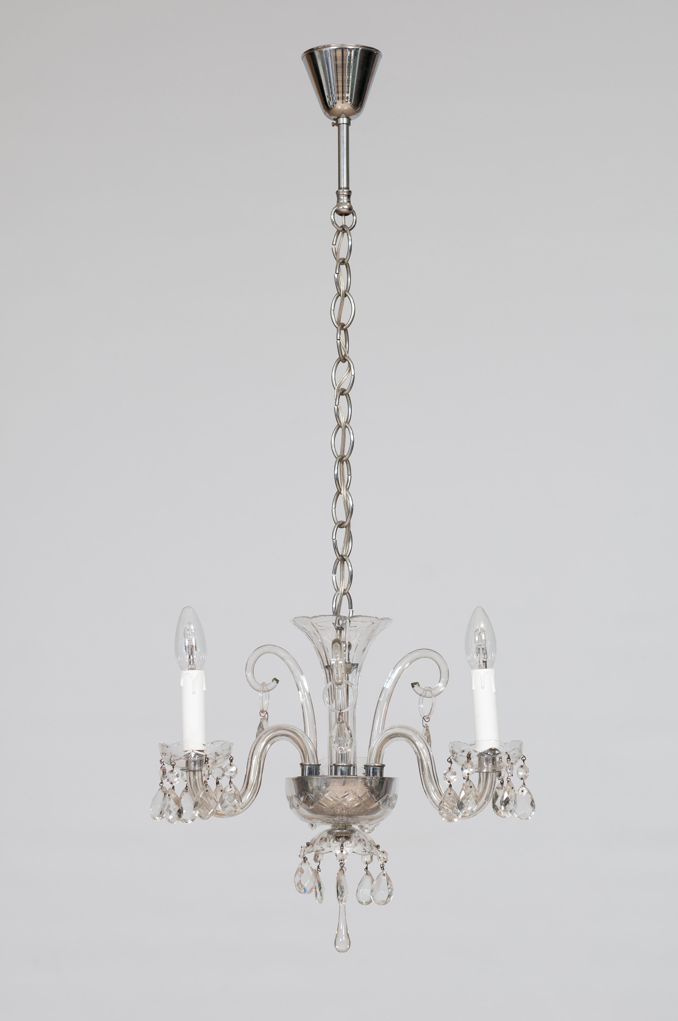 Maria Theresa Chandelier in Transparent Shiny Murano Glass 1980s Venice Italy.
This elegant Maria Teresa chandelier, entirely handmade in Murano – the worldwide known Venetian island for its unrivaled blown glass tradition – dates back to the 1980s.