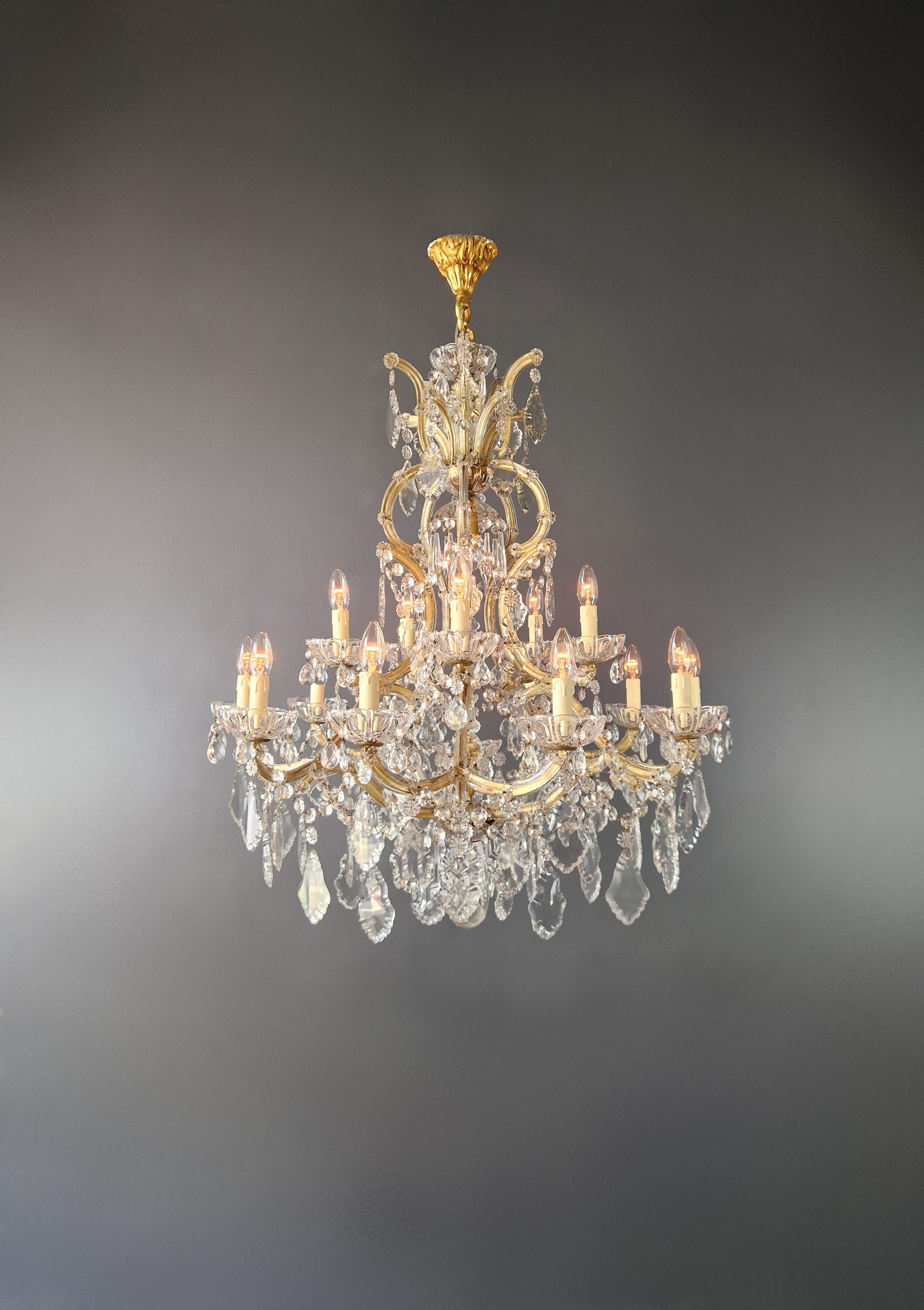 Présentation d'un exquis lustre ancien, fusion d'une élégance intemporelle et d'une restauration méticuleuse réalisée avec soin à Berlin. Ce lustre porte gracieusement la patine de son âge tout en étant rajeuni de manière experte pour retrouver sa
