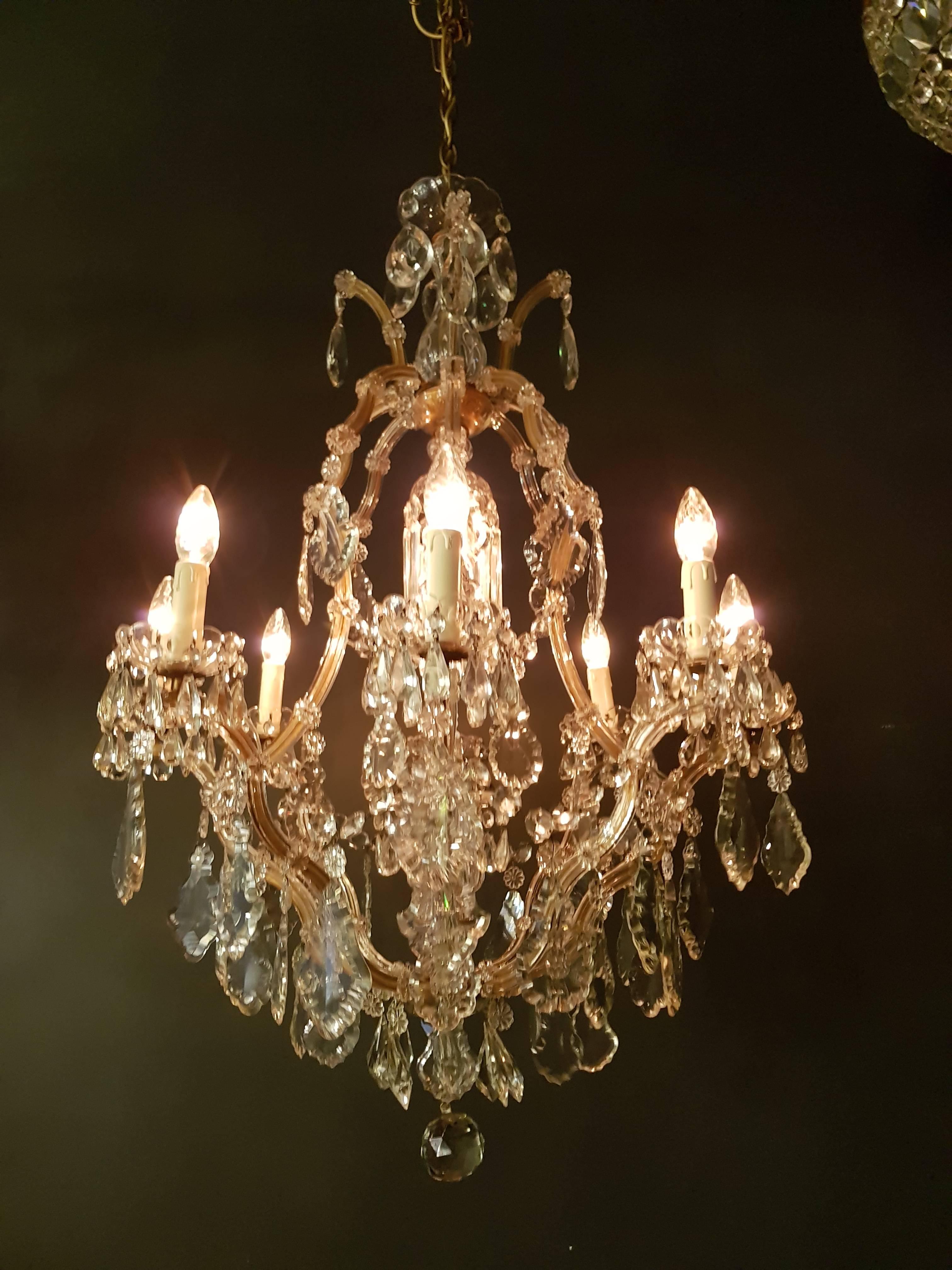 Maria Theresa from Austria glass coated brass
Total height: 150 cm, height without chain 100 cm, diameter 70 cm. Weight (approximately): 11kg.

Number of lights: Seven Light bulb sockets: eight x E14 and one x E27 material: Brass, glass,