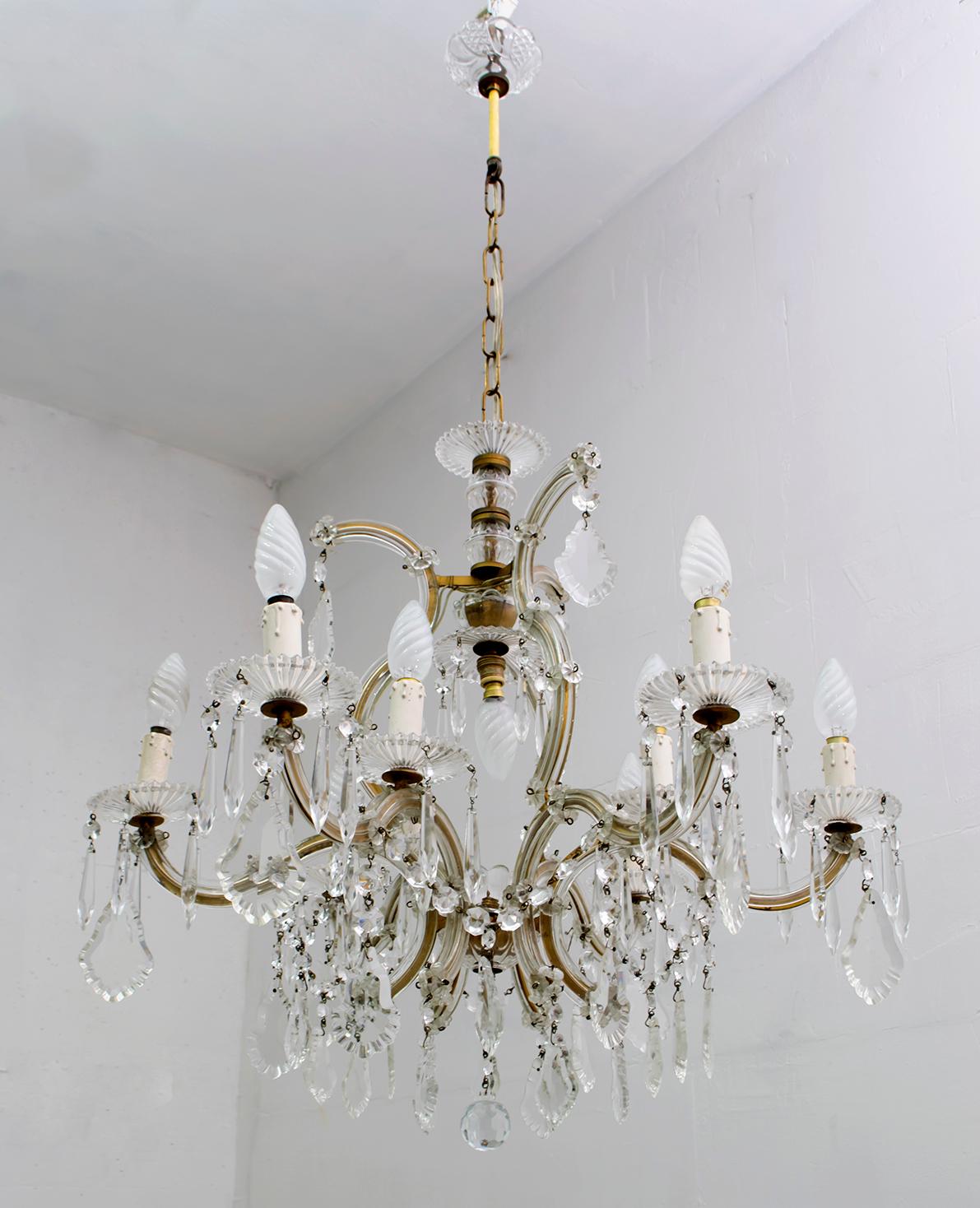 A delightful ten-light Maria Theresa chandelier in Italian crystal and gilded metal with serpentine arms, each candle light with hanging pendants and decorative bobeches.
The chandelier measures 60 cm high without the chain.

