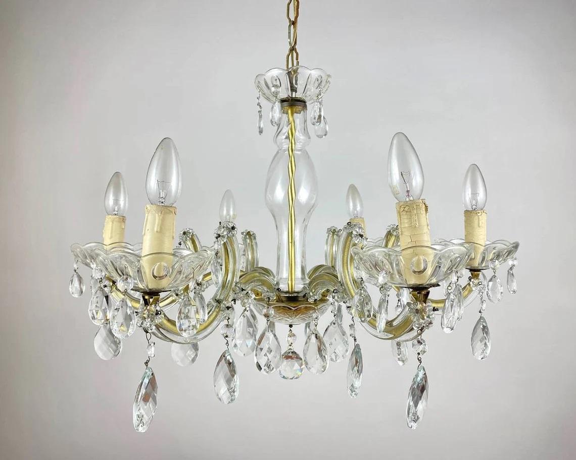 Lustre de style Marie-Thérèse en laiton doré et cristal, années 1960 en vente 1