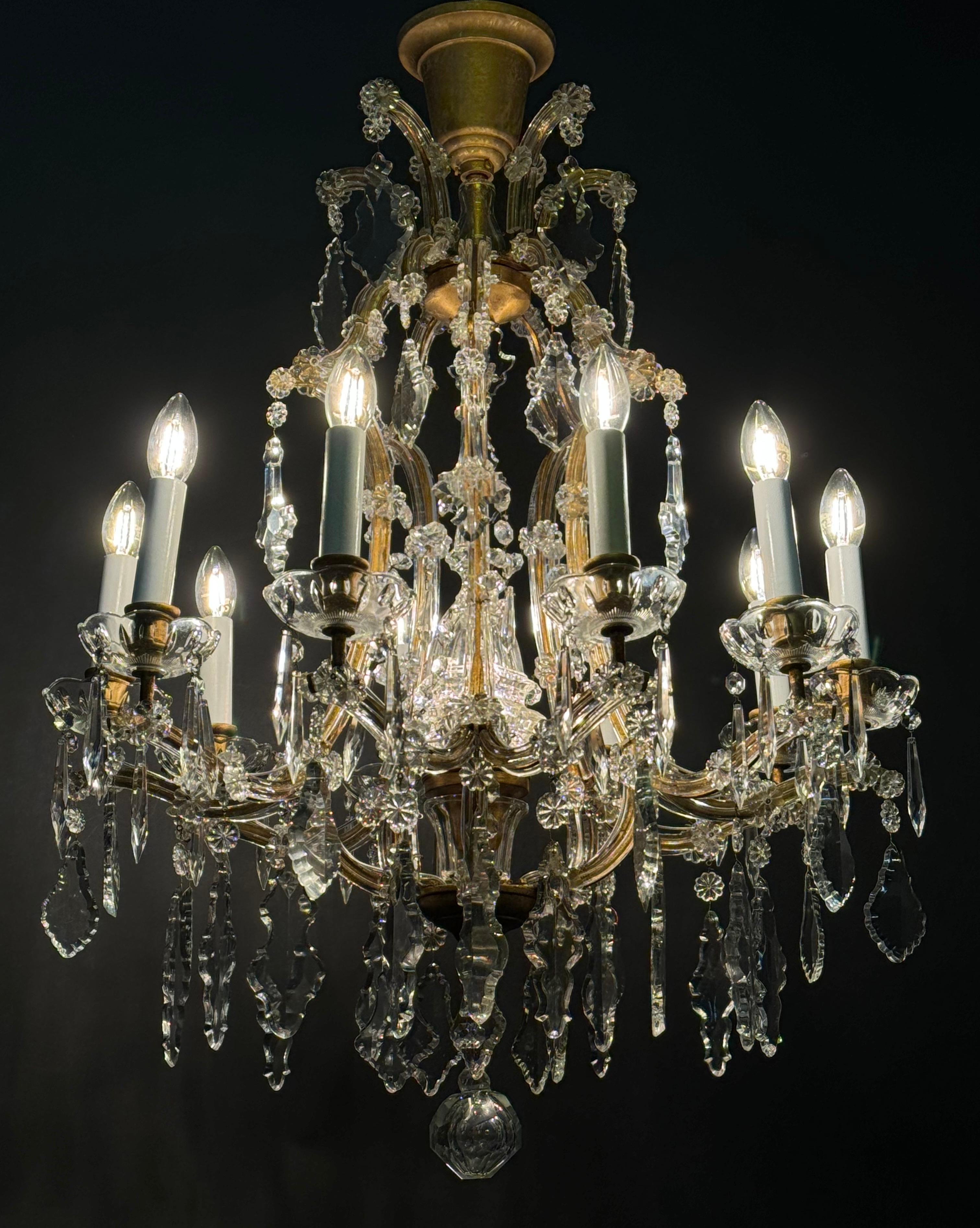Schöner Maria-Theresia-Lüster von J. & L. Lobmeyr , Wien, Österreich, ca. 1950er Jahre.
Messen: Durchmesser: 26,37 Zoll 
Gesamthöhe: 37,40 Zoll.
Neu elektrifiziert.
Fassung : 10 x e14 für Standard-Schraubglühbirnen.
(Neue Verkabelung für US-Normen