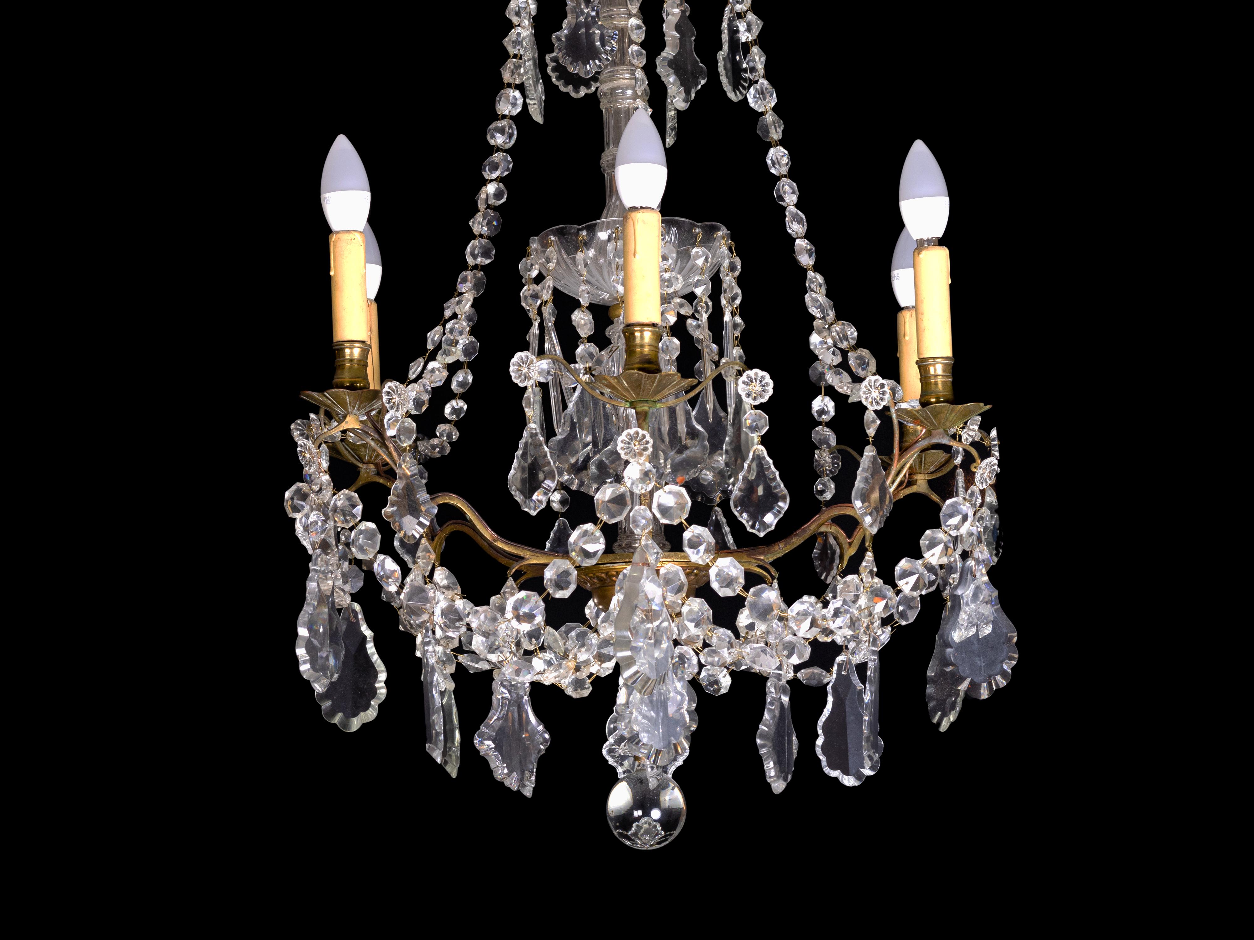 Beautiful and stately chandelier with glass frame, molded glass structure, six arms, crystal and glass pendant,  gilded metal armature and six light points in the style of Maria Theresa.
In working conditions. Reviewed recently.  

Dimensions: