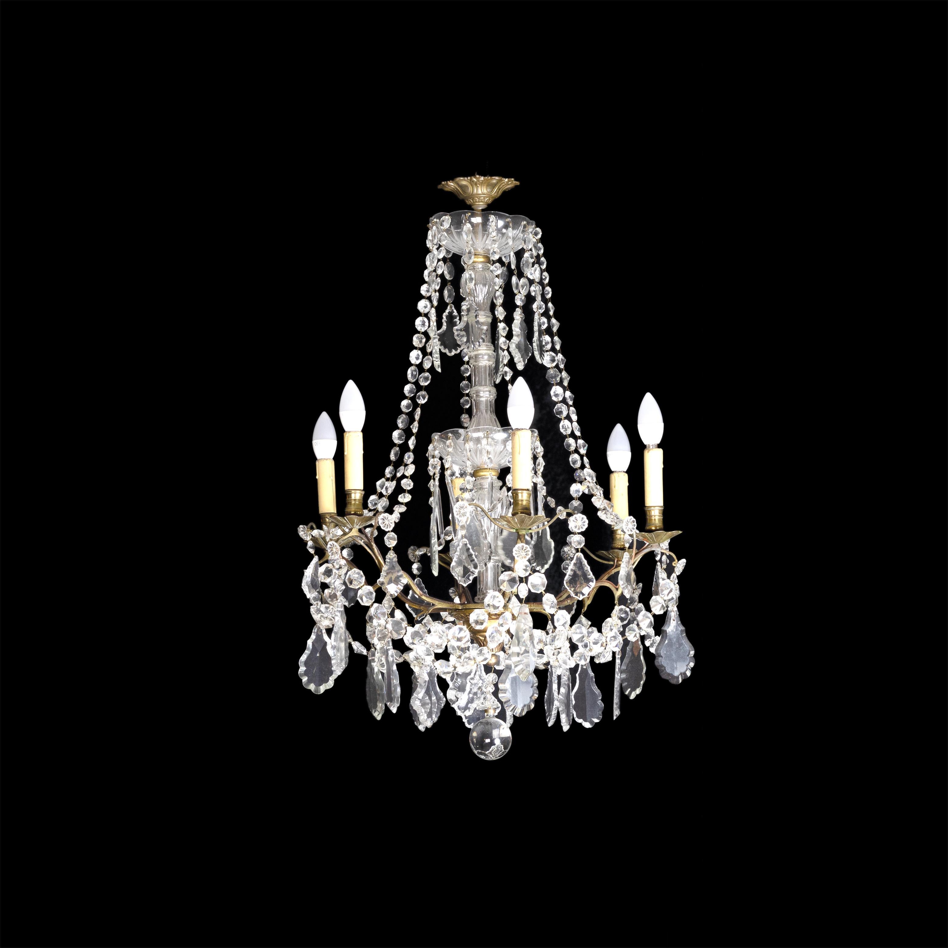 Beautiful and stately chandelier with glass frame, molded glass structure, six arms, crystal and glass pendant, gilded metal armature and six light points in the style of Maria Theresa.
