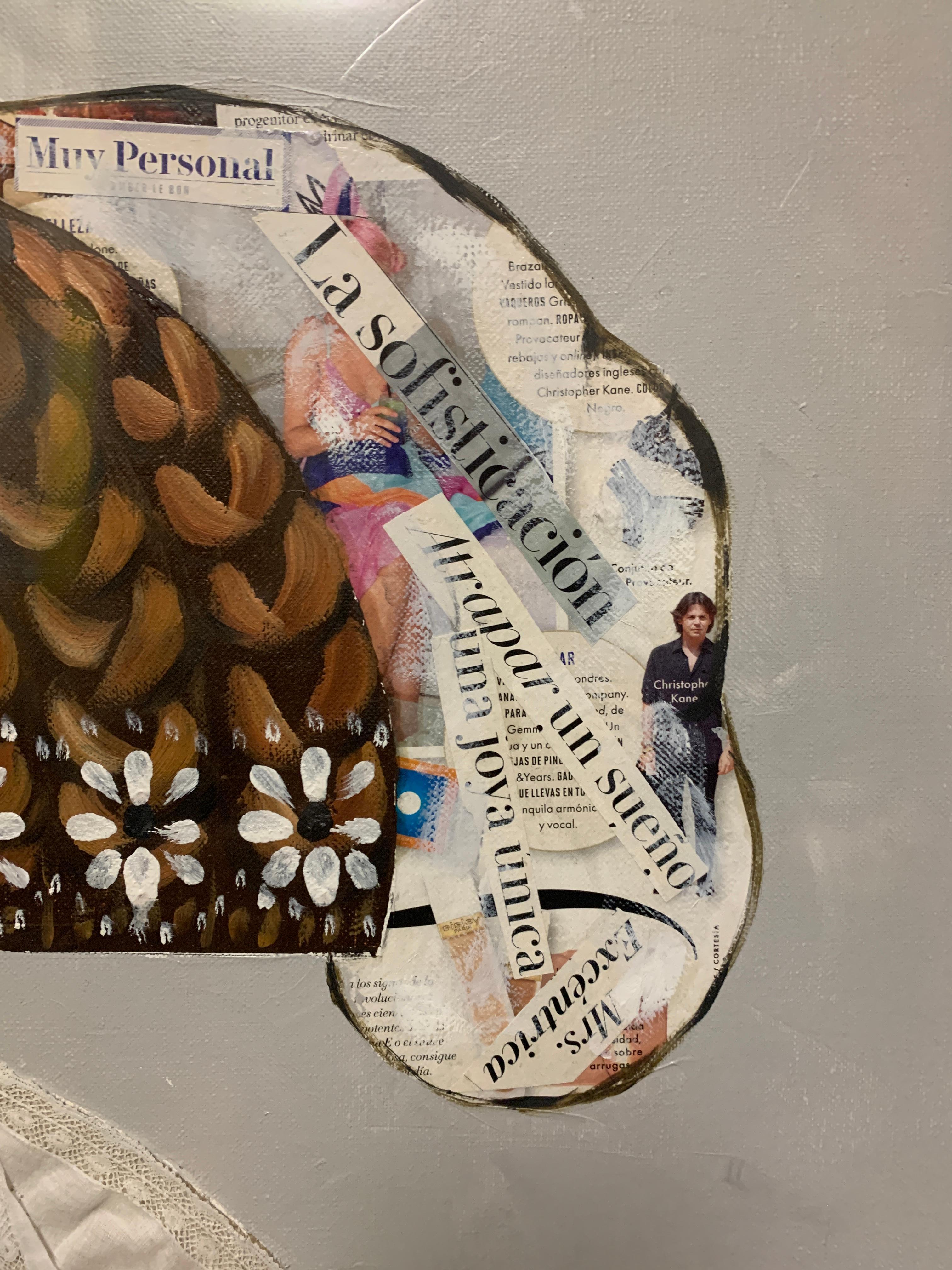 Questo dipinto è in condizioni eccellenti ed è stato esposto solo in una galleria.  Il popolarissimo Mariana Regina comprende un colletto in tessuto con un'antica 