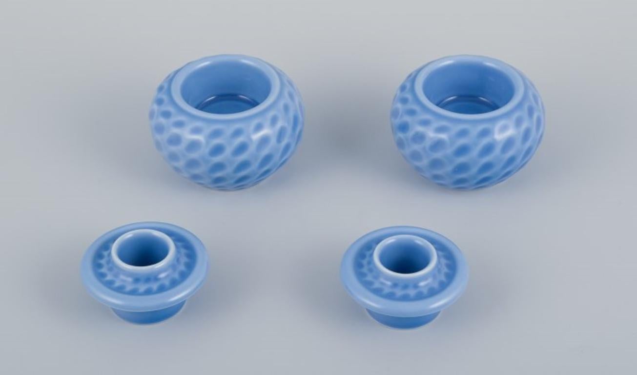 Maria Torstensson für Royal Copenhagen.
Paar Kerzenständer aus Keramik. Für Kerzen und Teelichter.
Glasur in blauen Farbtönen. Tropfenförmige Verzierung.
Datierung: 1996-2000.
Markiert.
Perfekter Zustand.
Erste Fabrikqualität.
Abmessungen: D 8,0 cm