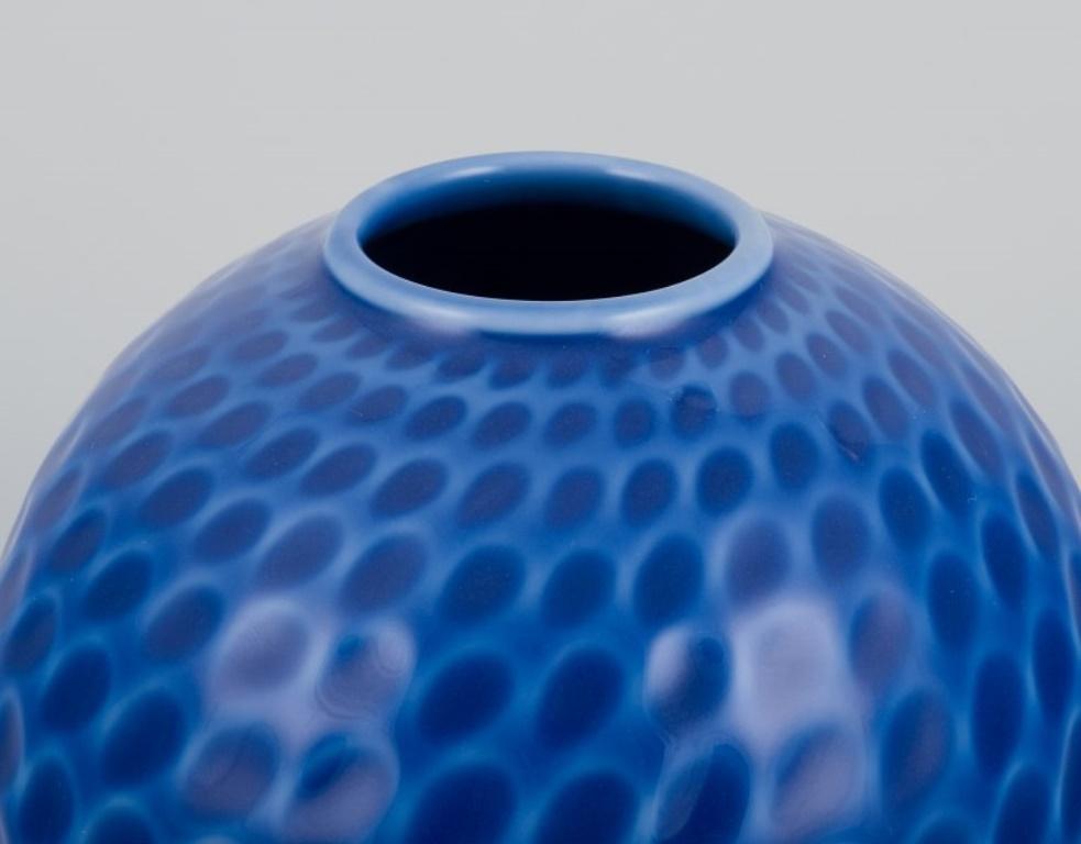 Maria Torstensson para Royal Copenhagen, jarrón de porcelana con esmalte en tonos azules Danés en venta