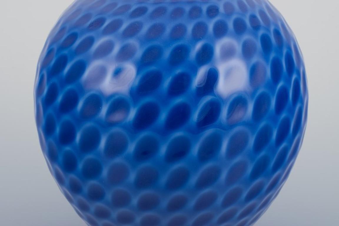 Maria Torstensson para Royal Copenhagen, jarrón de porcelana con esmalte en tonos azules Glaseado en venta