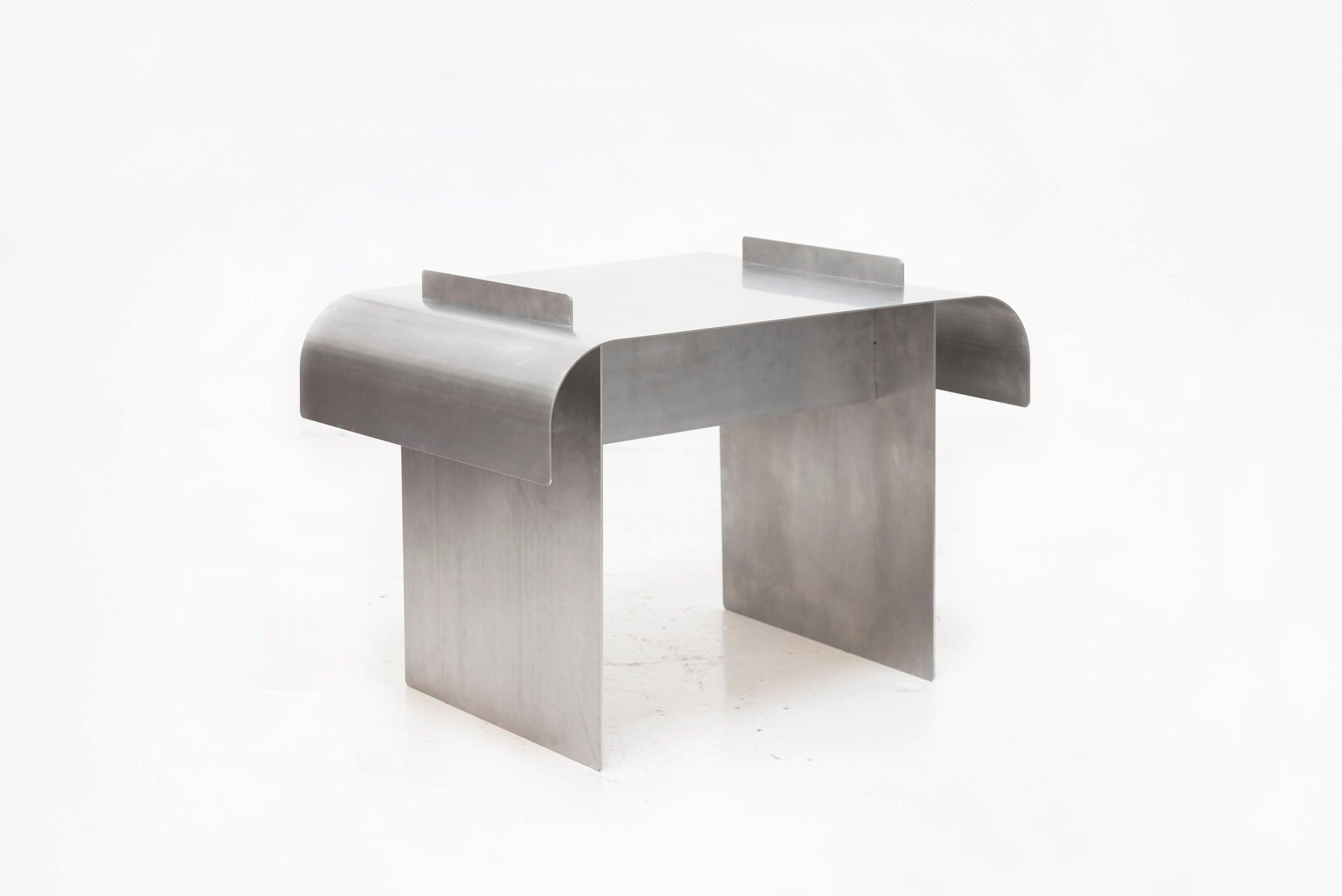 Maria Tjakina
Biegetisch
Exklusiv produziert für side gallery Niederlande, 2019
Edelstahl, handgebürstet

Messungen
43 x 58 x 43h cm in 43 x 58 x 43h cm
Auflage: Nummerierte Ausgabe

Biografie
Ihre Forschungs- und Studioarbeit bewegt sich
