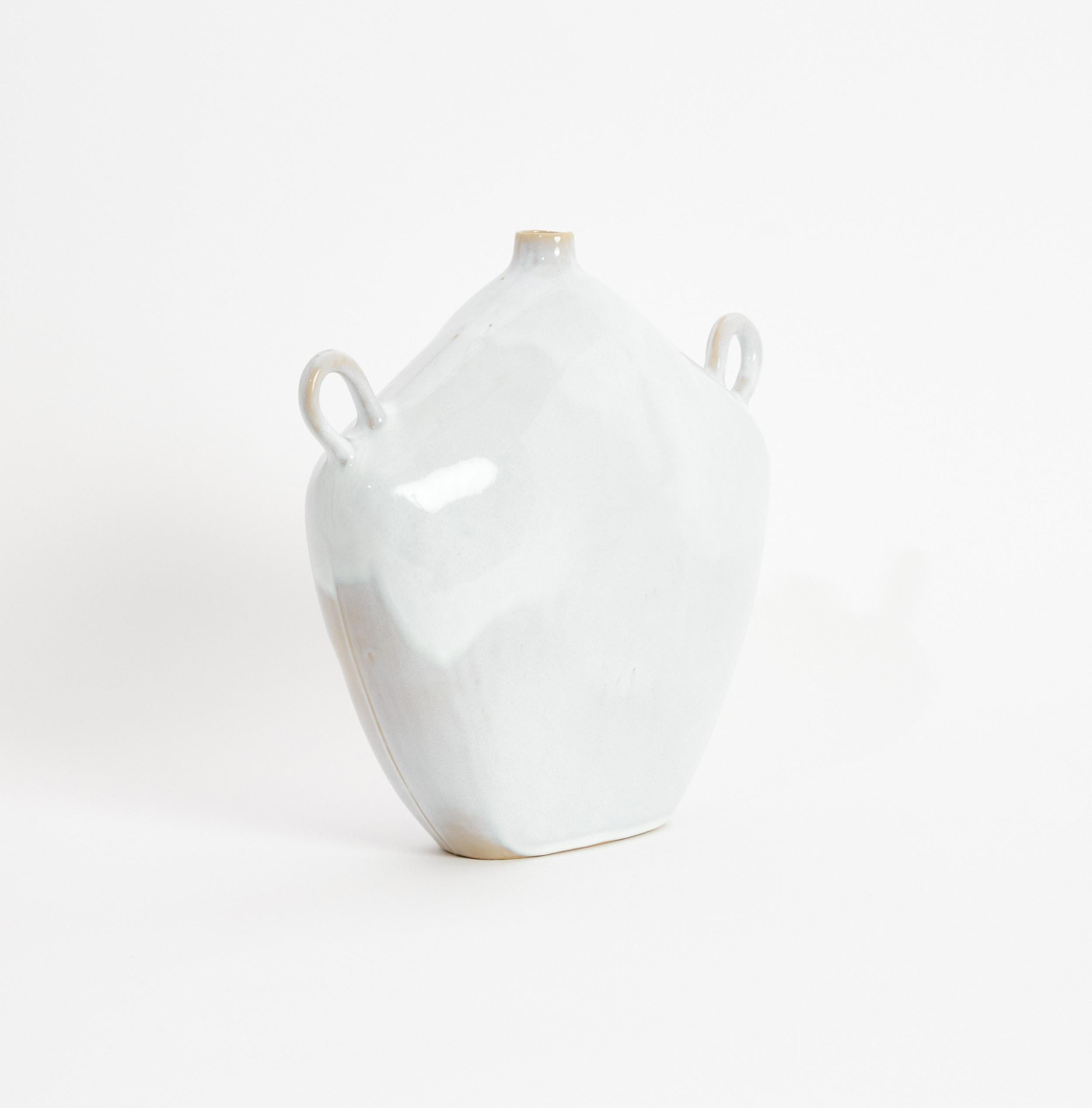 Maria Gefäß in Shiny White 
Entworfen von Projekt 213A im Jahr 2020
Handgefertigtes Steingut

Diese Vase ist von der griechisch-römischen Epoche inspiriert, hat ein zeitloses Aussehen und ist mit einer modernen, strukturierten, glänzenden Glasur