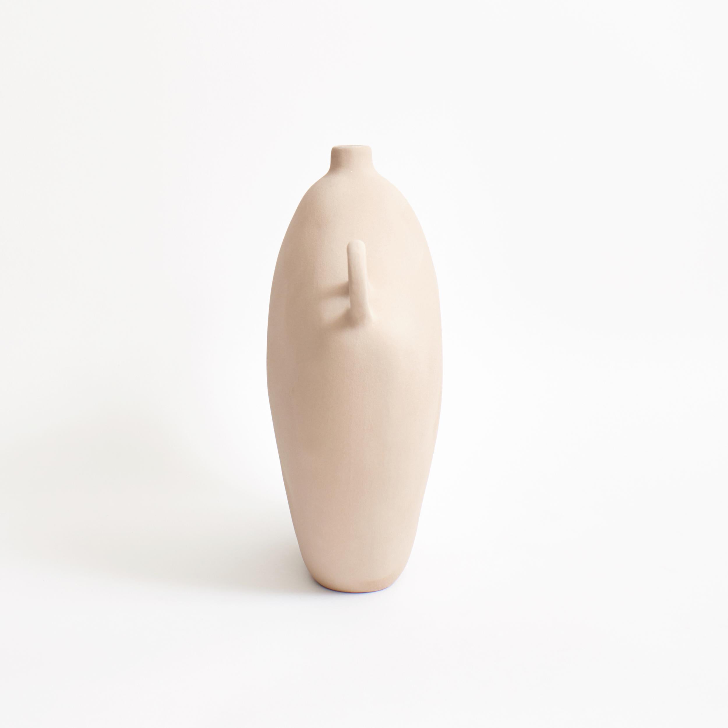 Maria Vessel in Hafer
Entworfen von Projekt 213A im Jahr 2020
Handgefertigtes Steingut

Diese Vase ist von der griechisch-römischen Epoche inspiriert, hat ein zeitloses Aussehen und ist mit einer modernen, strukturierten, glänzenden Glasur versehen.