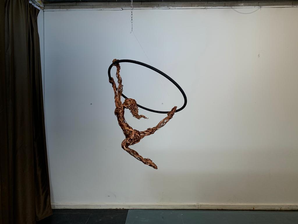 Stunning copper wire sculpture of generous thickness depicting an acrobat woman in exercise positioned on a circle of canvas rubber, created by Maria Vittoria Urbinati in 2010. The beauty, lightness, gentleness and energy it exudes will be