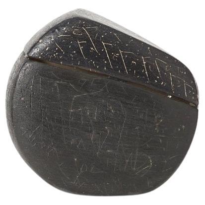 Sculpture en céramique Maria Vlandi "Forme Noire Avec Écritures", Grèce, 2007 en vente
