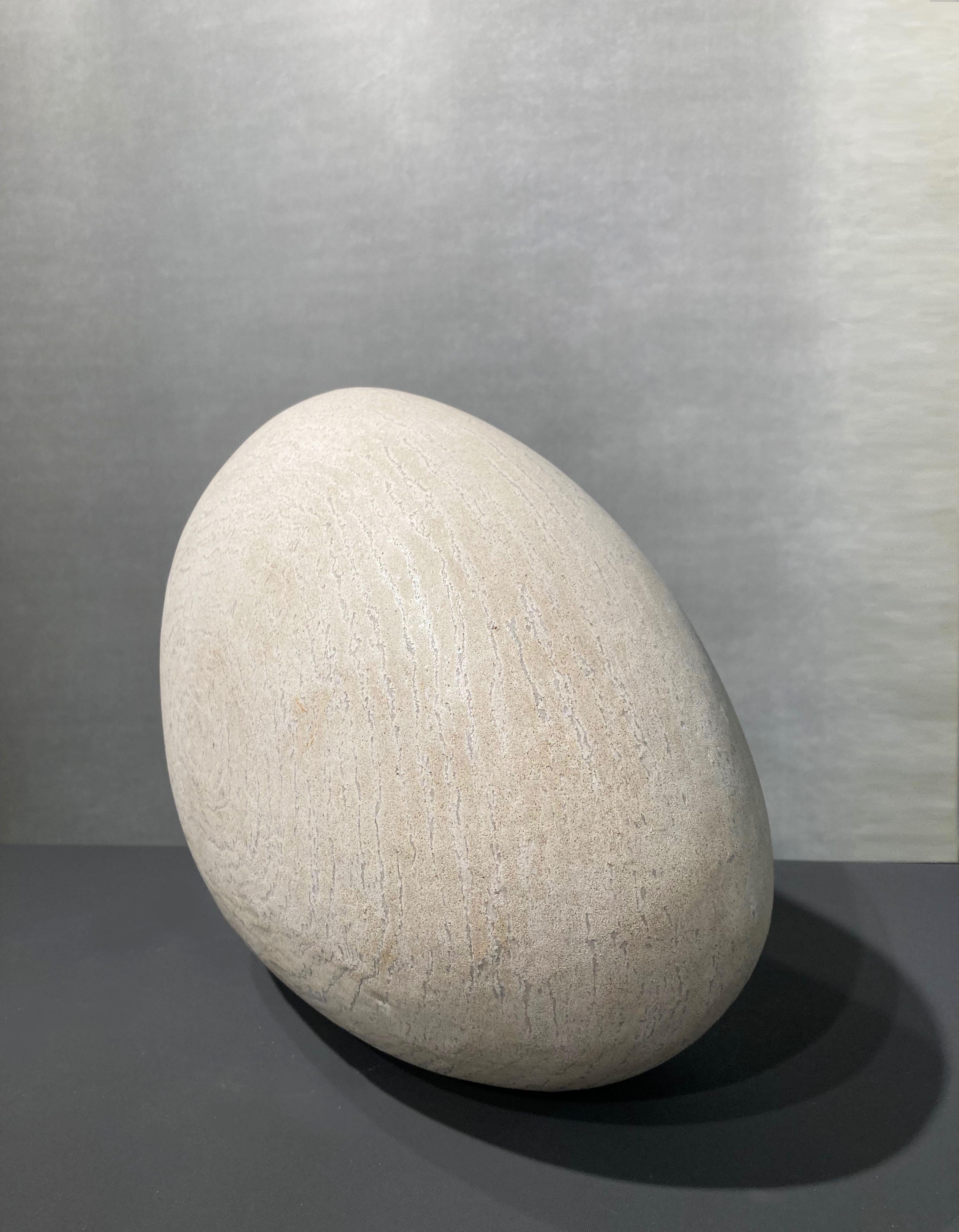 Ovale weiße Form mit Spuren (Zeitgenössisch), Sculpture, von Maria Vlandi